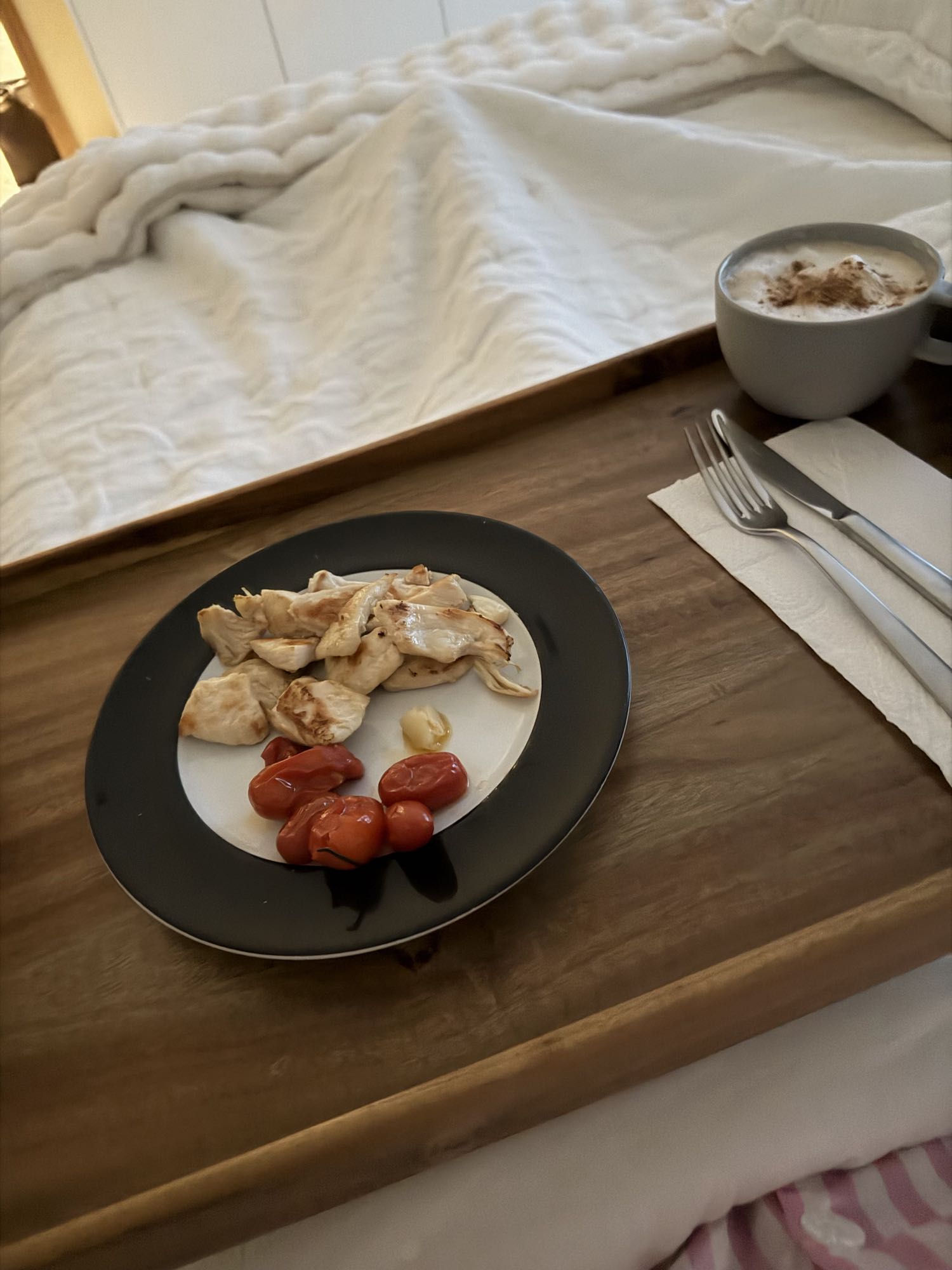 pollo con tomates y café con leche descremada