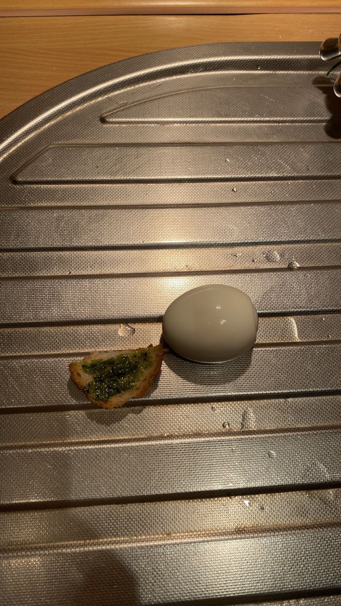 Jajko z grzanką pesto