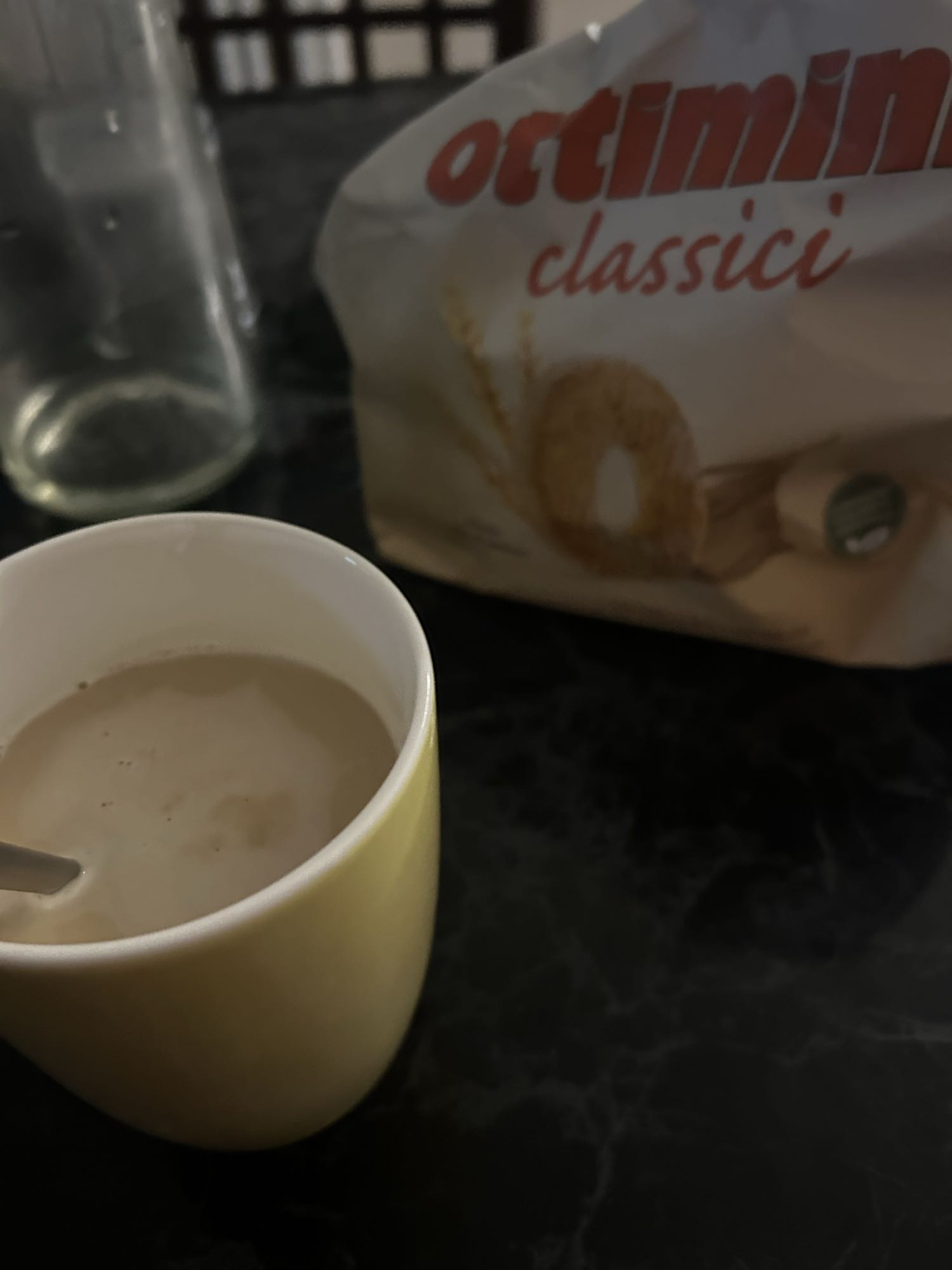 Tè al latte con biscotti