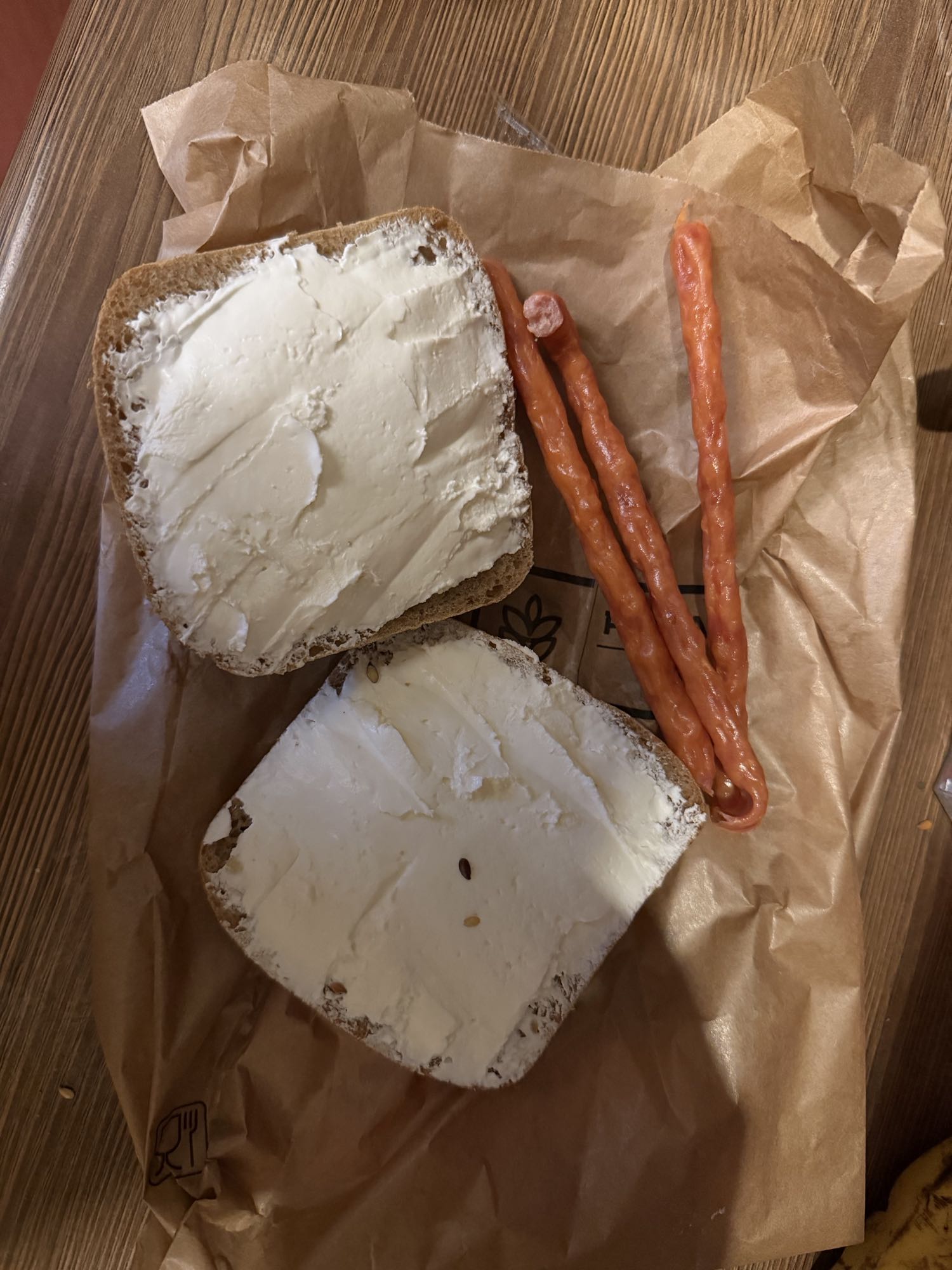 Kanapki z serkiem i kabanos