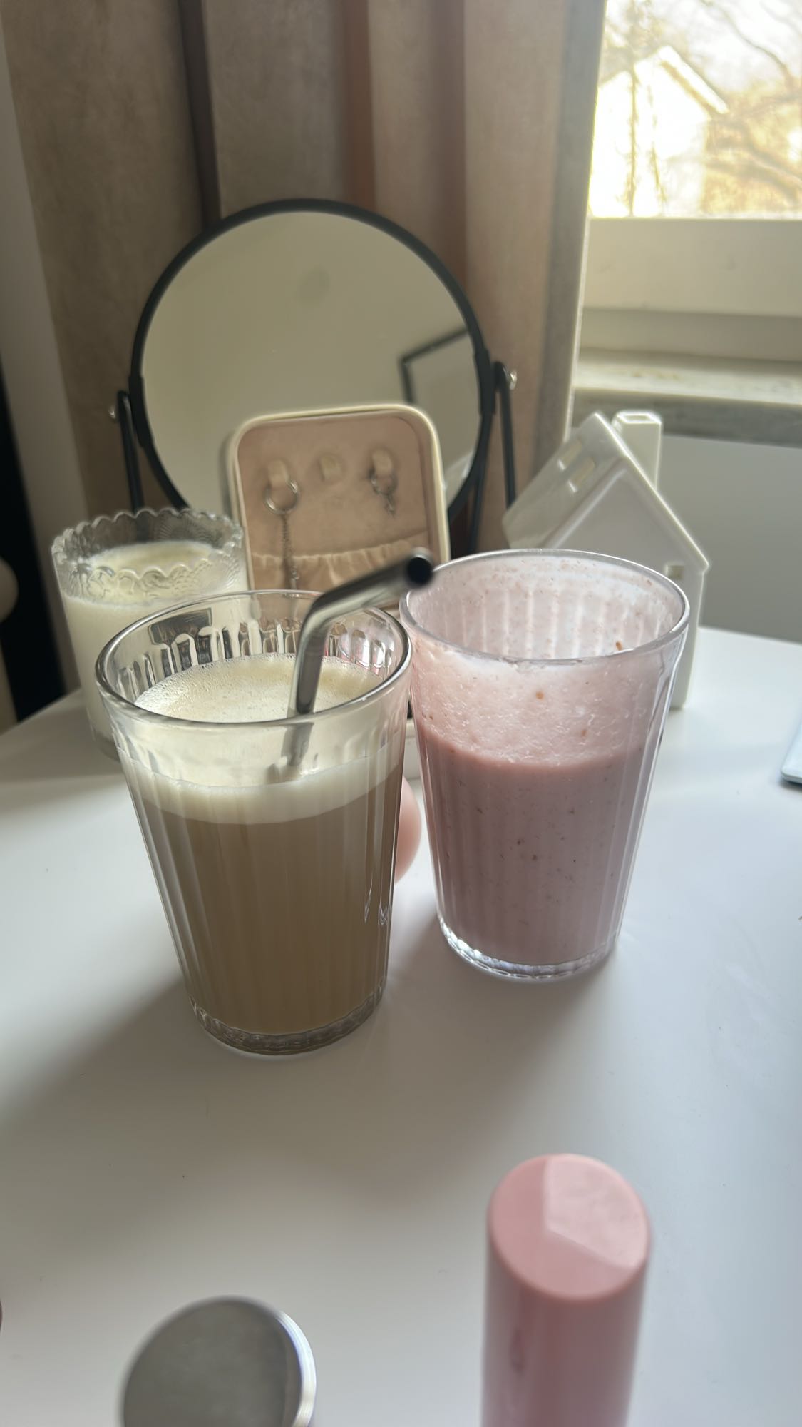 Latte och jordgubbssmoothie