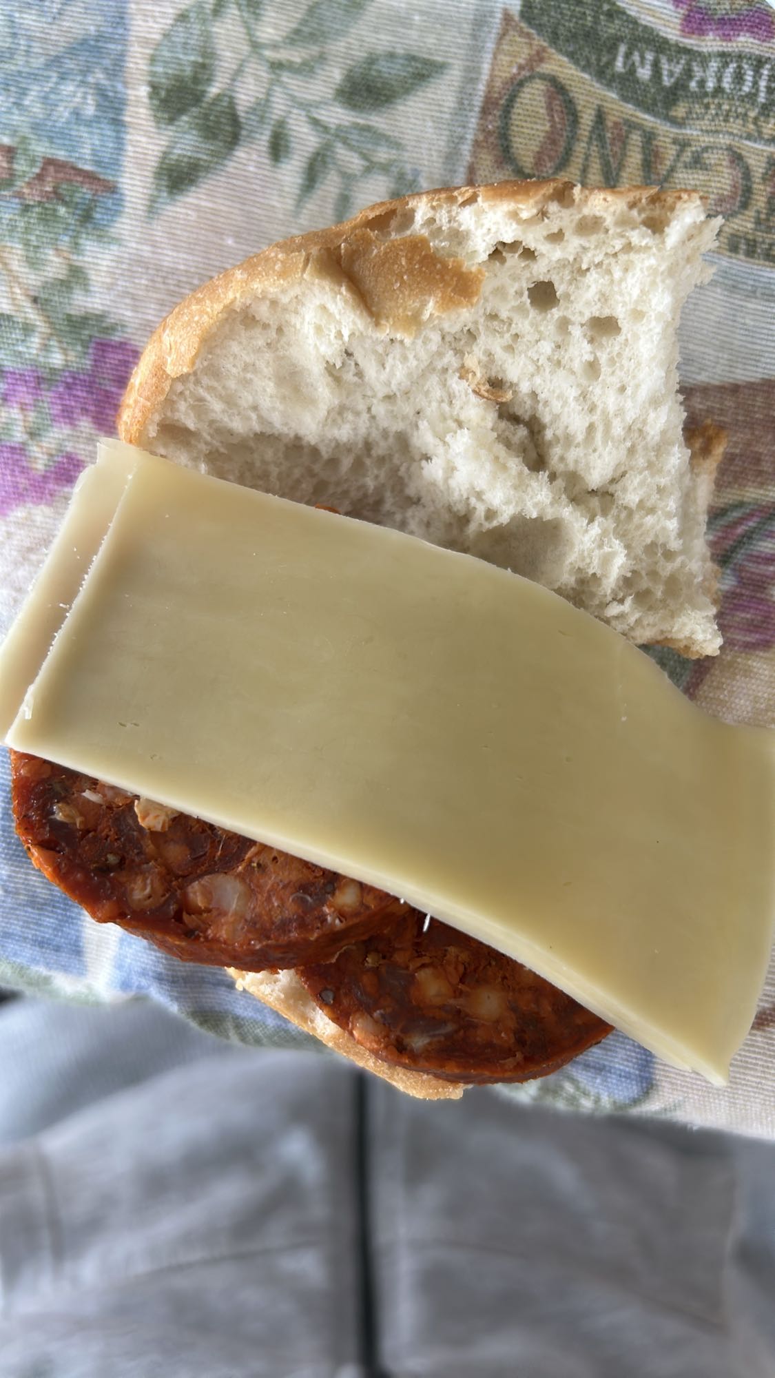 Sandviș cu salam și cașcaval