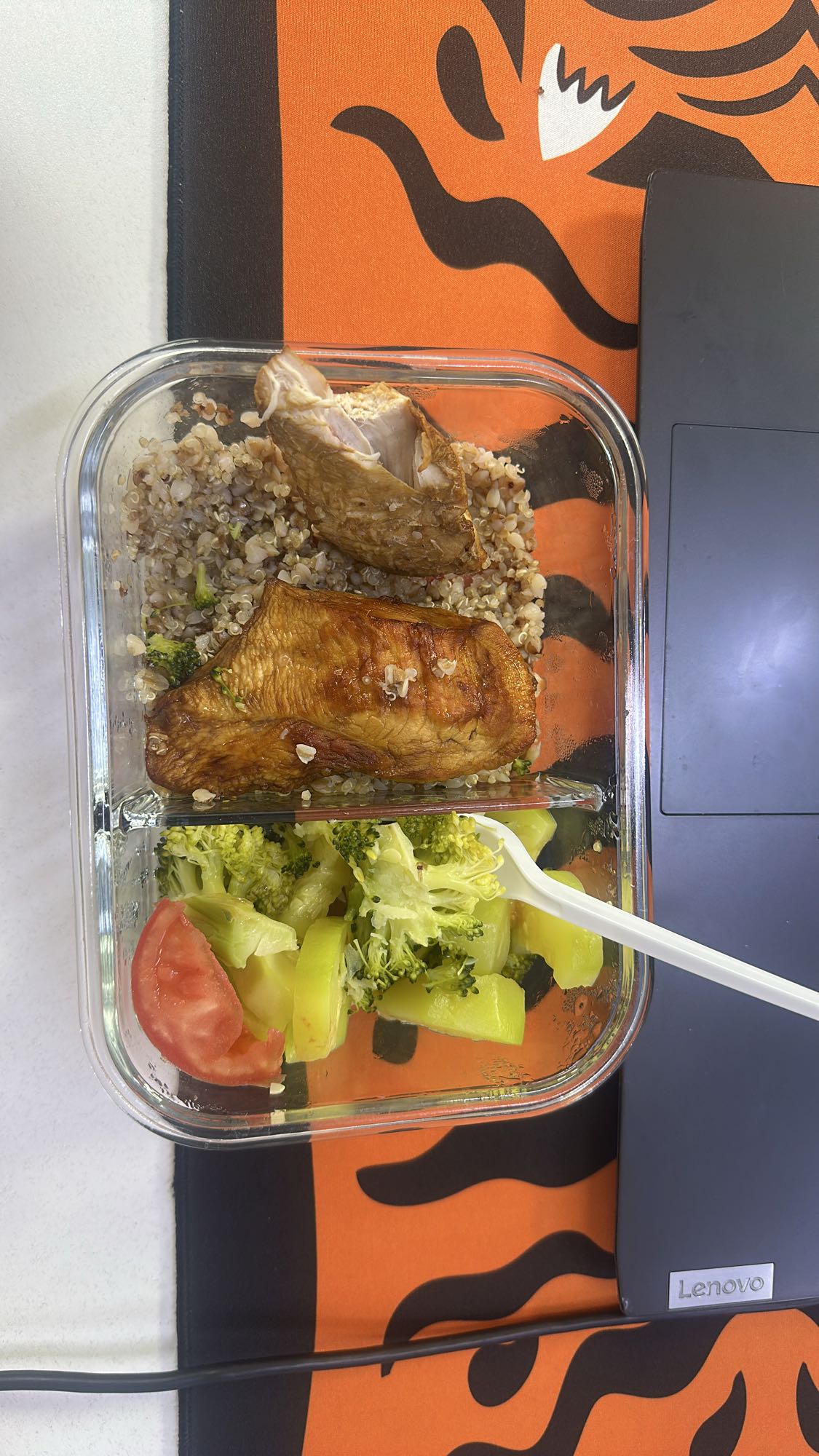 Курица с киноа и овощами