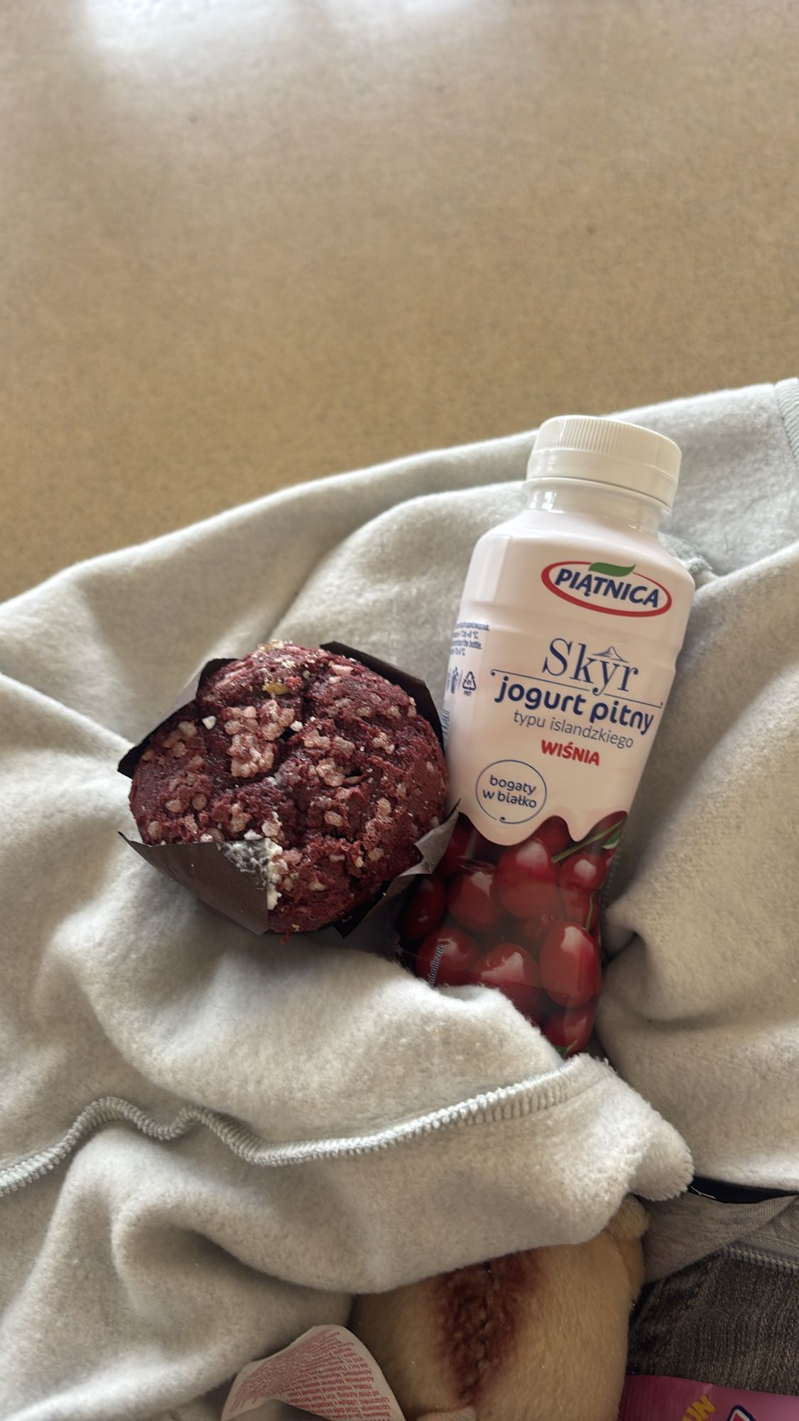Muffin i skyr wiśniowy