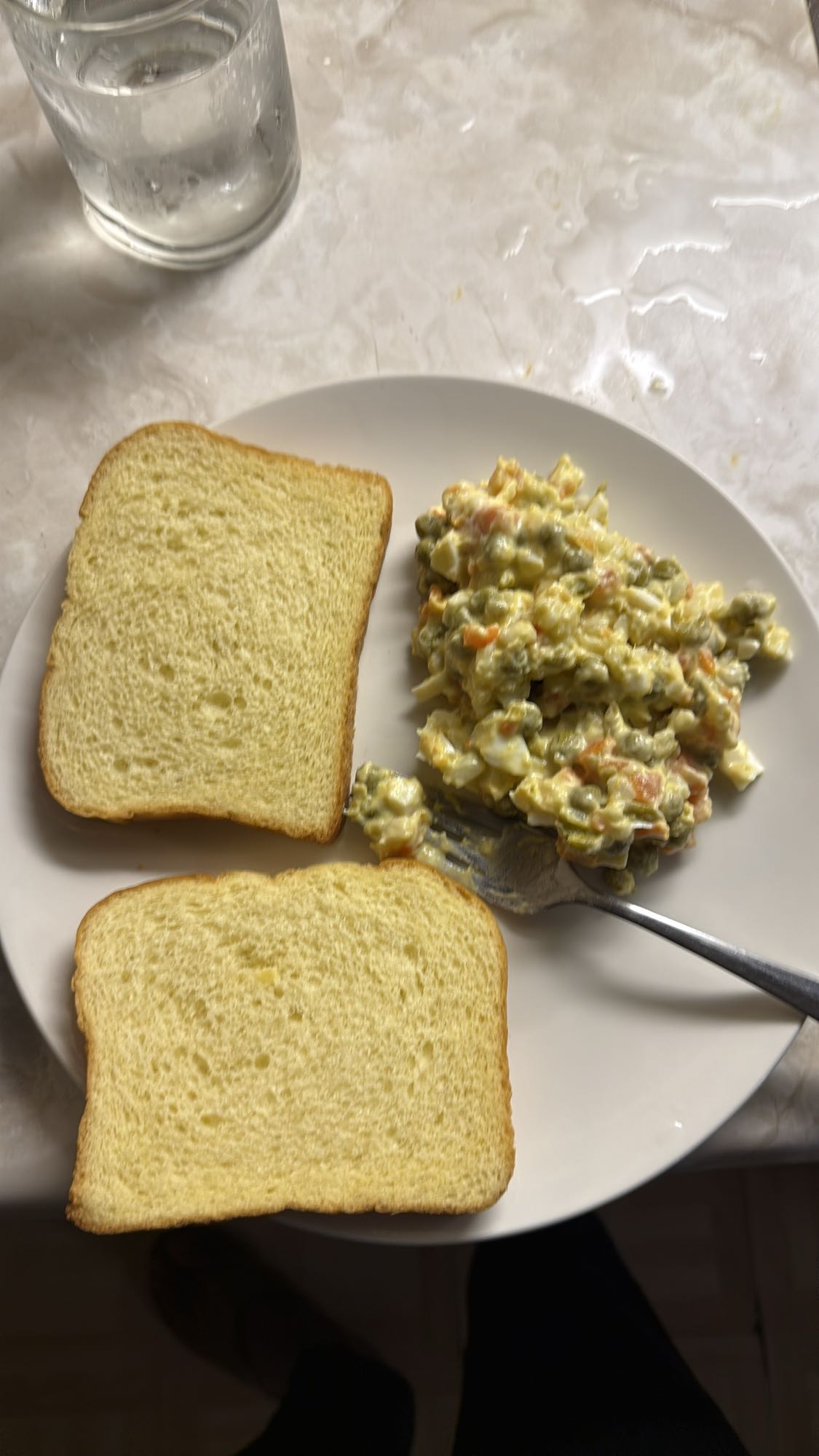 Salade russe et pain