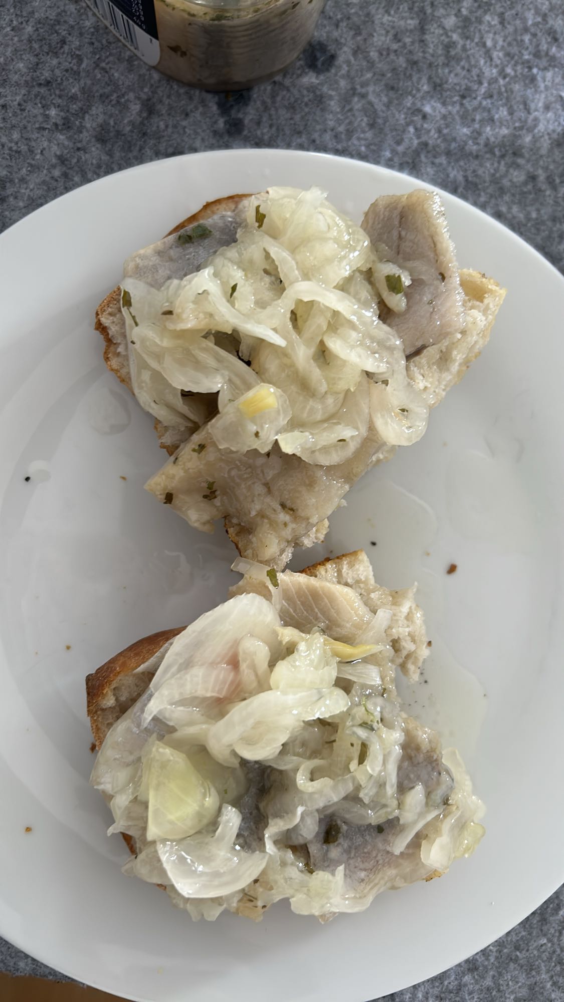 Tostas con pescado y cebolla