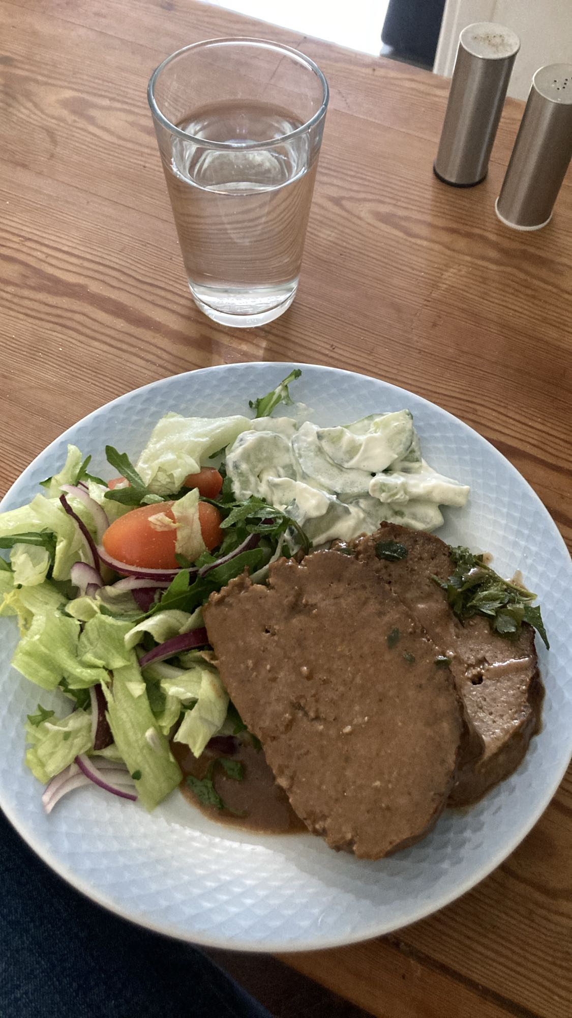 Kött med sallad