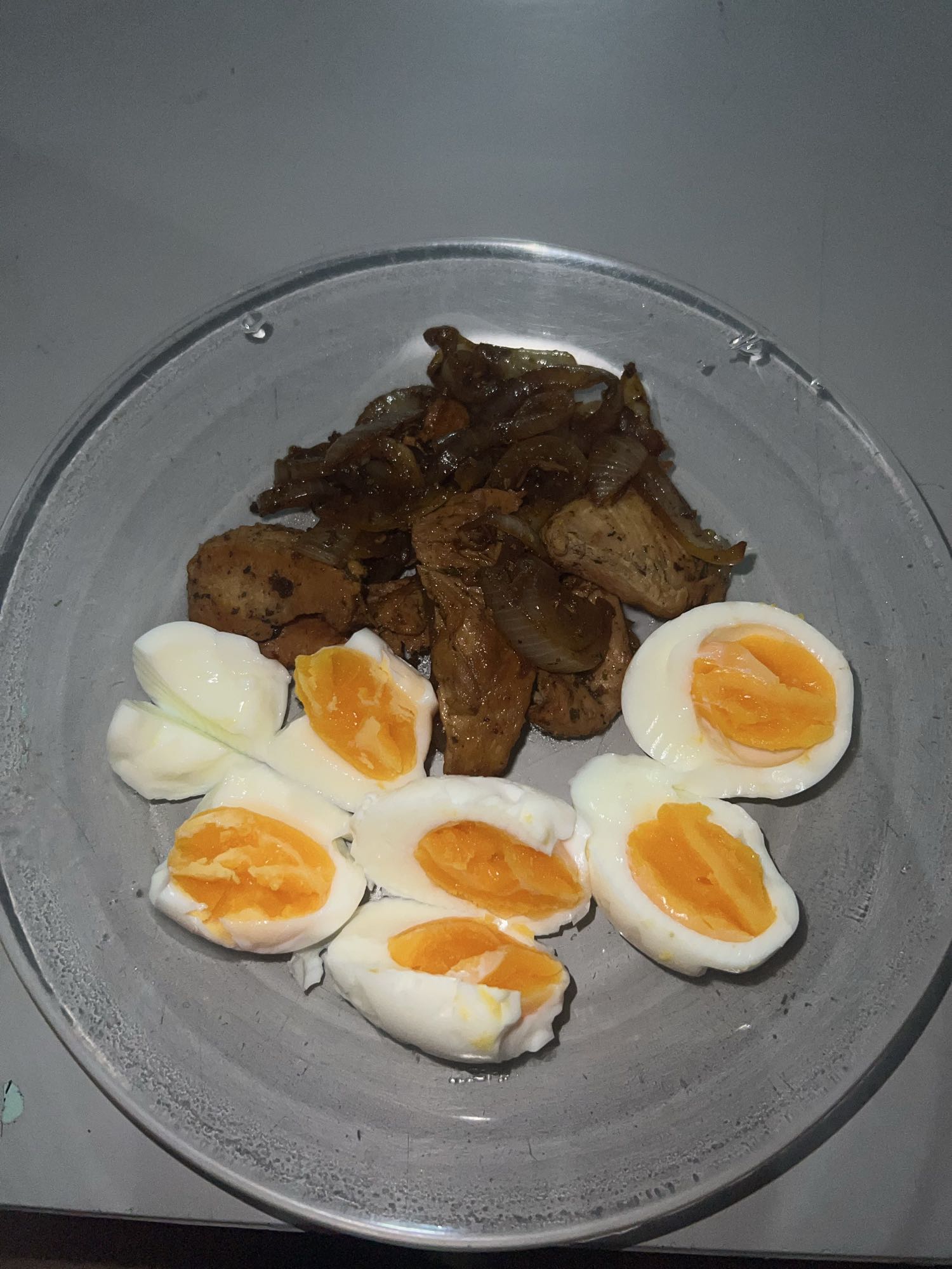 ovos com frango e cebola