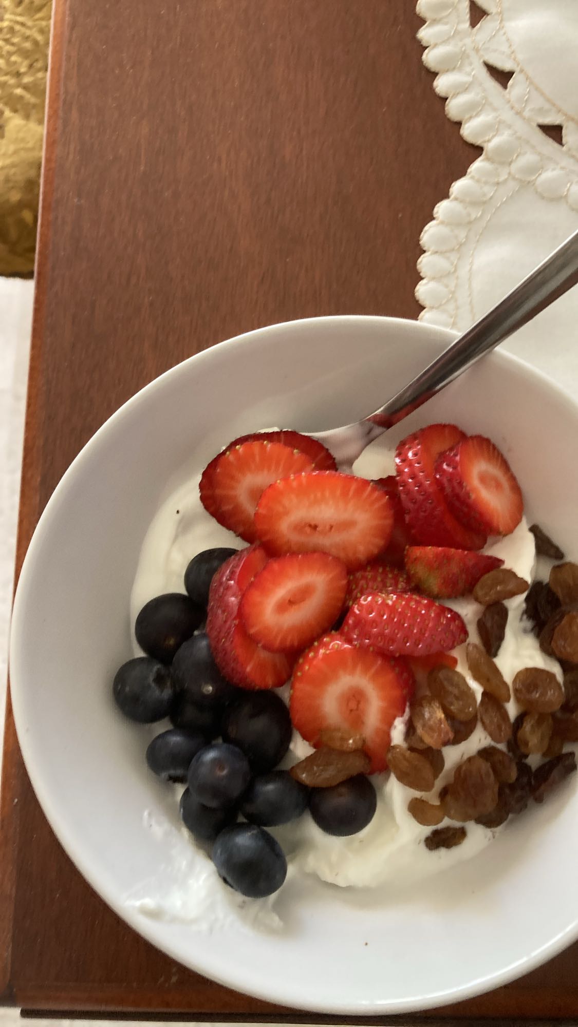 Yoghurt med bär och russin