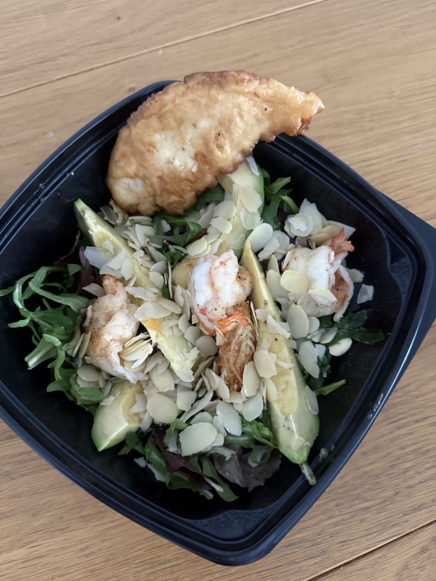 Salată cu creveți și avocado