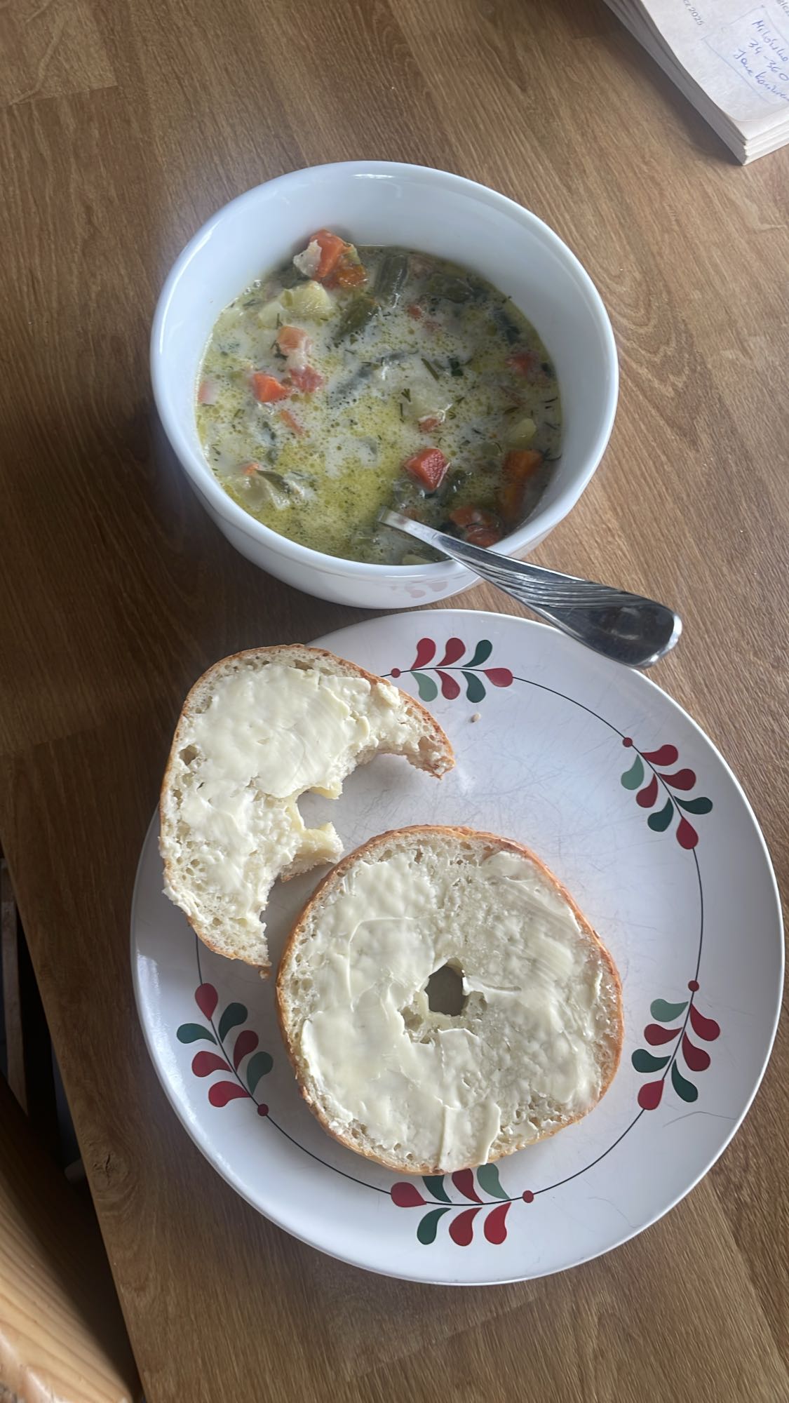 Zupa jarzynowa z domową bułką z sera białego skyru i mąki orkiszowej