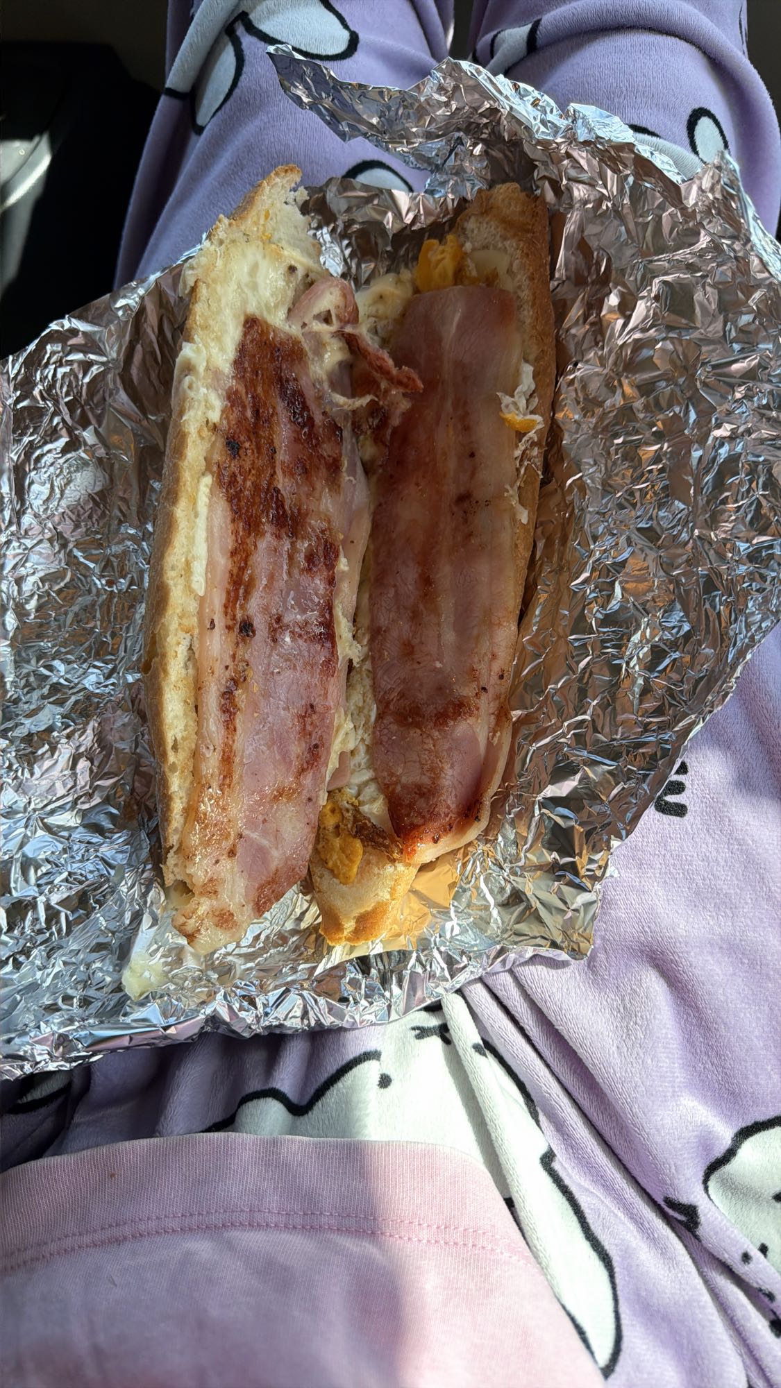 Sandviș cu bacon și ou