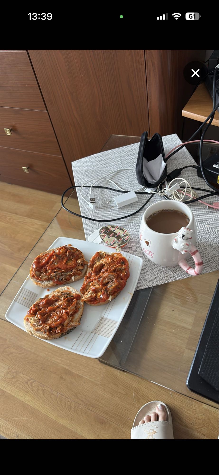 Kanapki z masłem i makrelą w sosie pomidorowym, kawa z mlekiem owsianym czekoladowym i batonem Kinder Joy