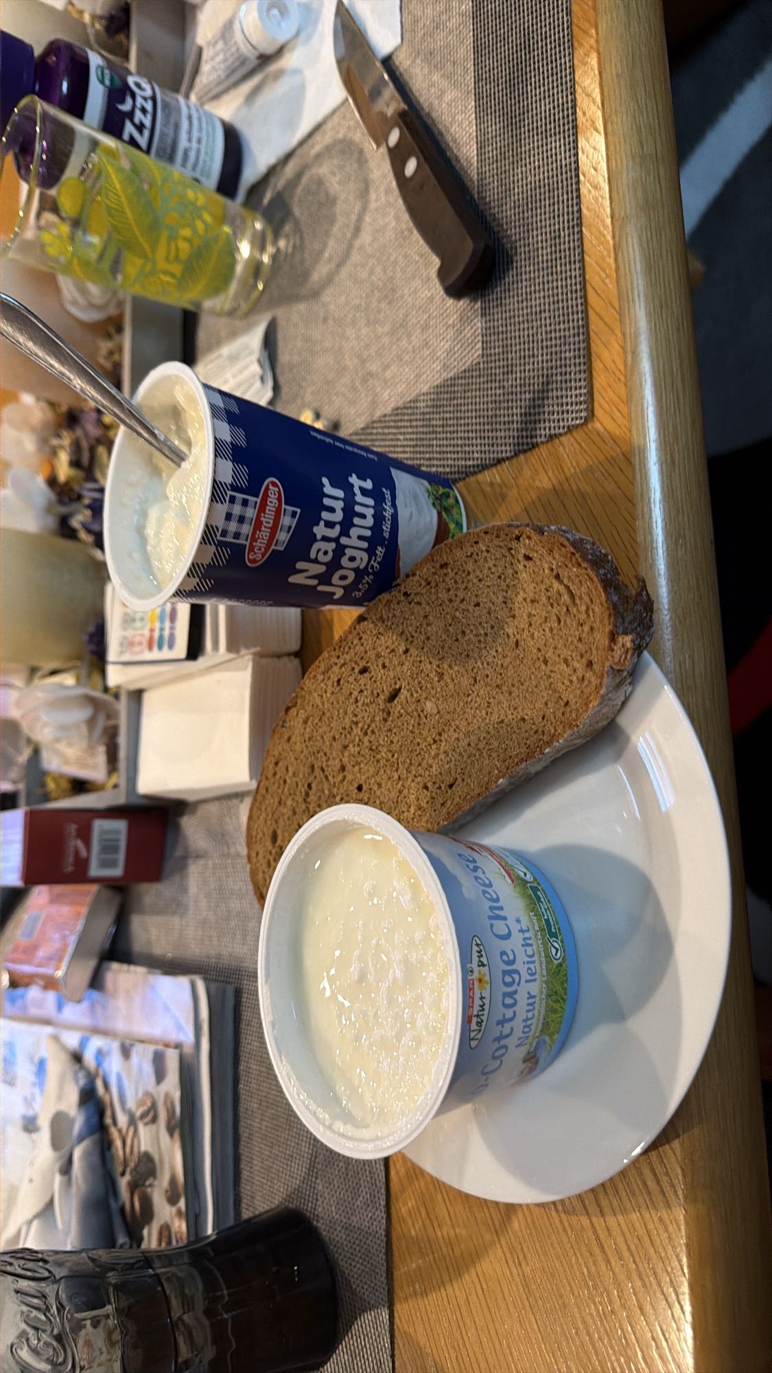 Joghurt mit Brot