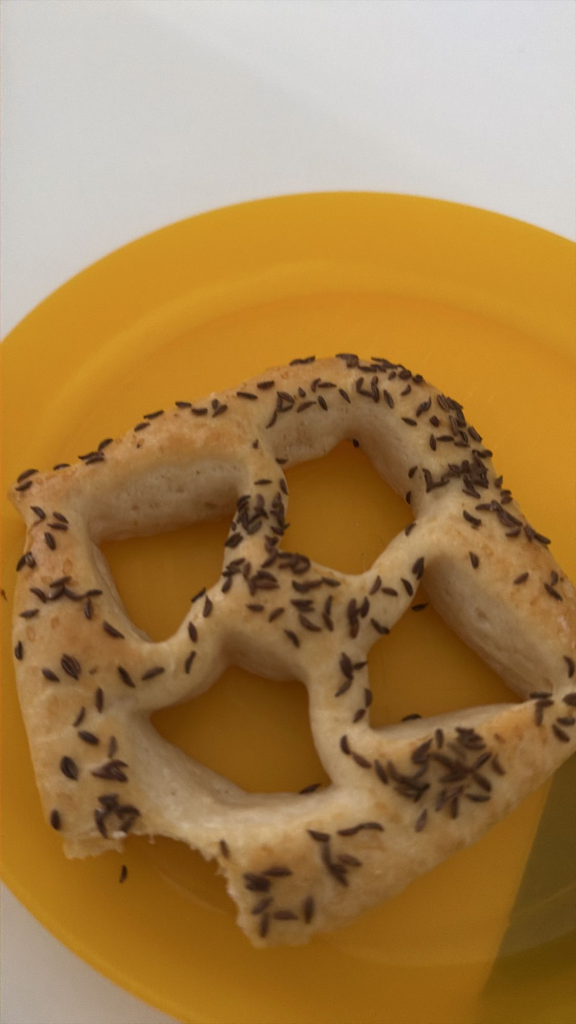 Laugenbrezel mit Kümmel