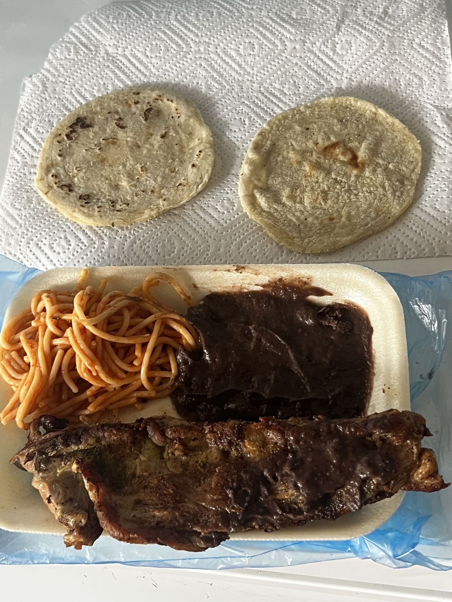 costillas con pasta y tortillas
