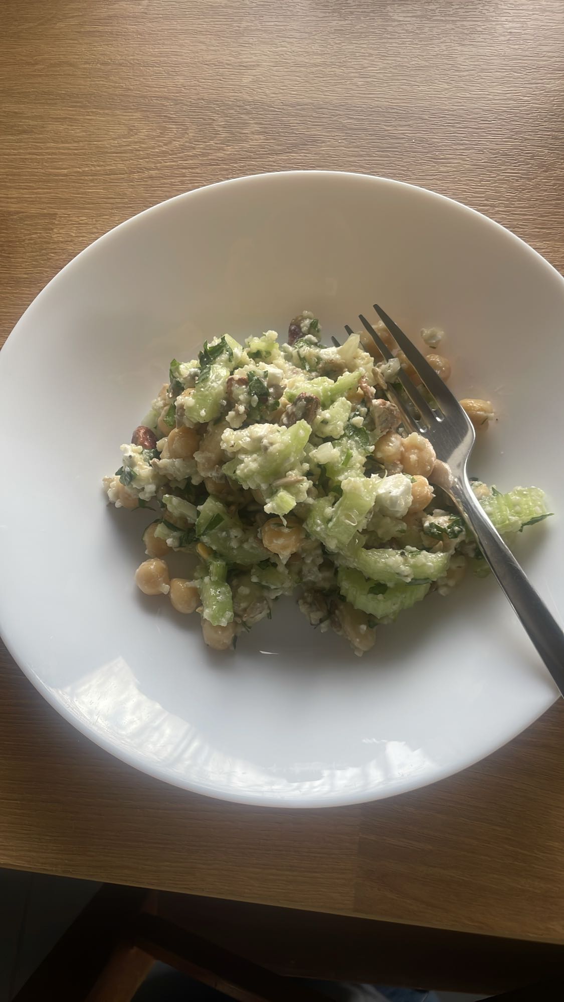 Sałatka z ciecierzycą, pistacjami i ogórkiem