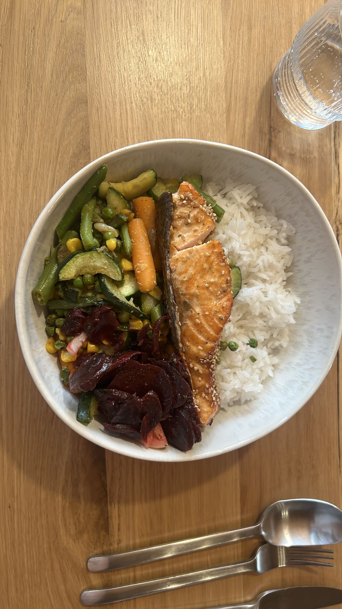 Lachs mit Reis und Gemüse