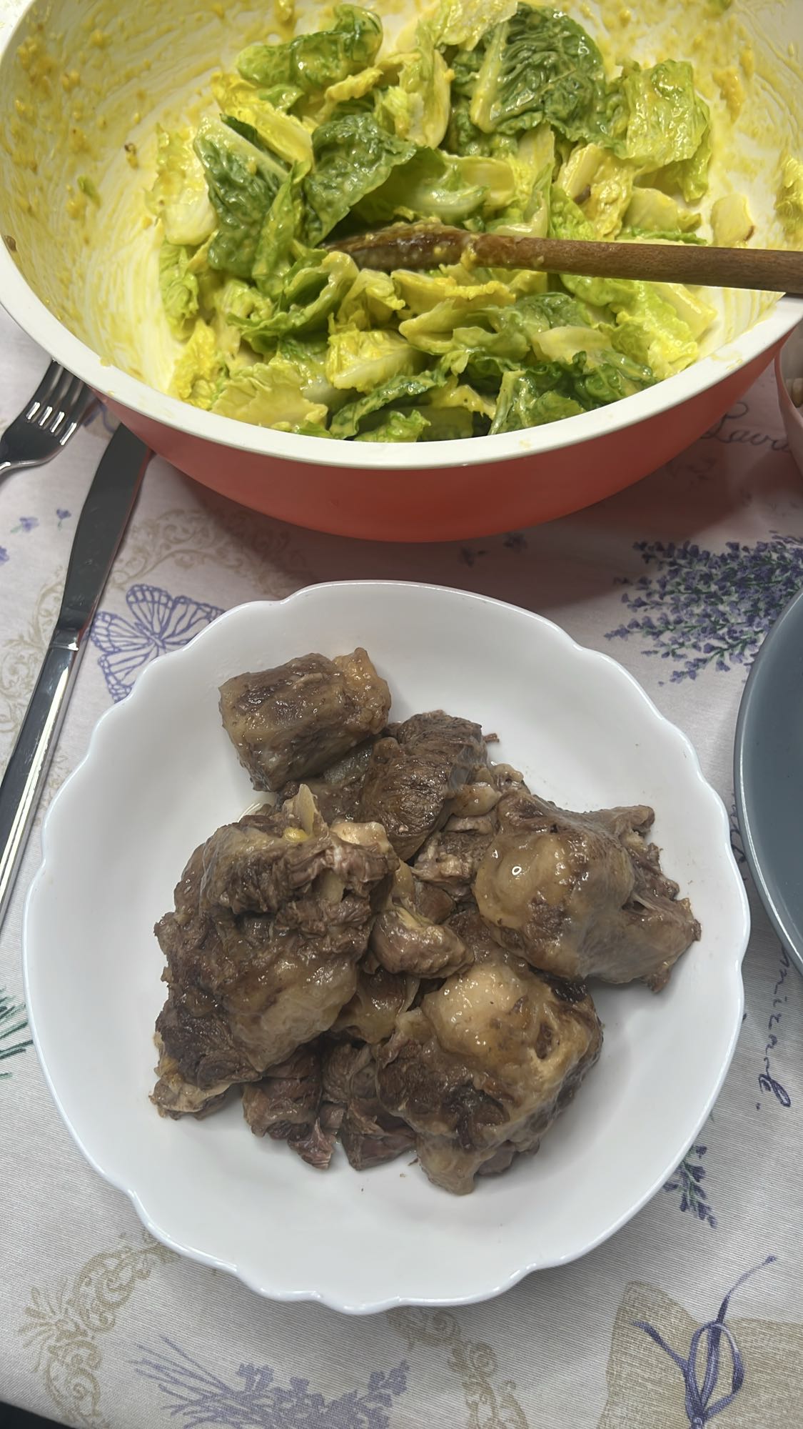 Carne cu salata verde