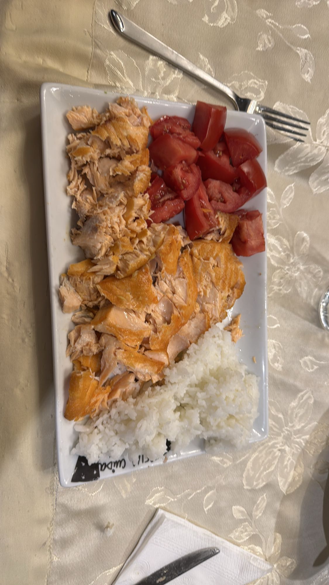 salmón con arroz y tomate