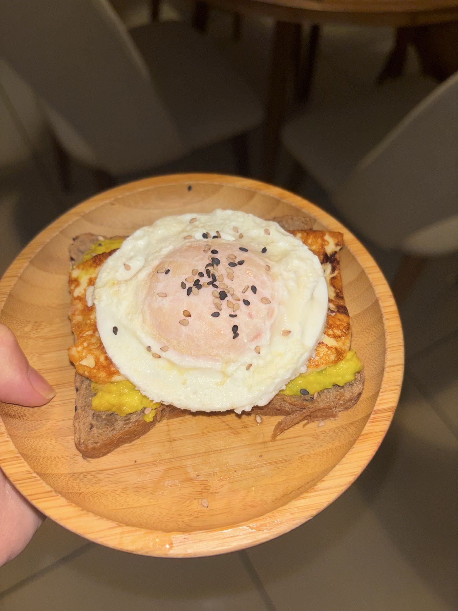 tostada con huevo y aguacate