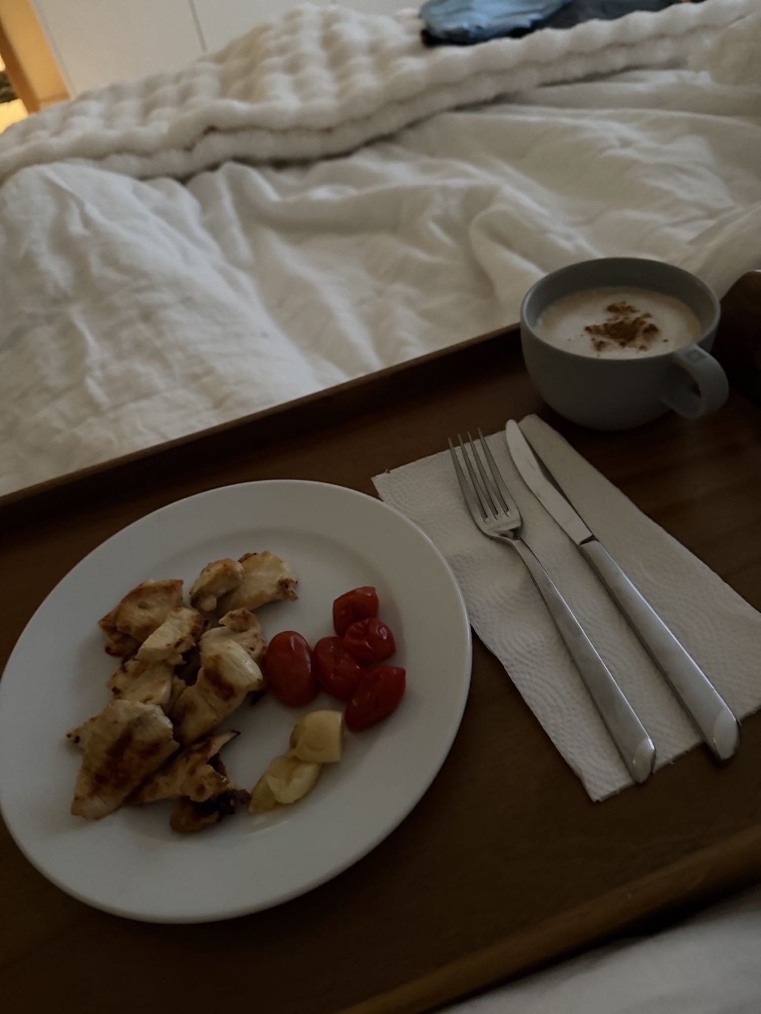 pollo con tomate y café