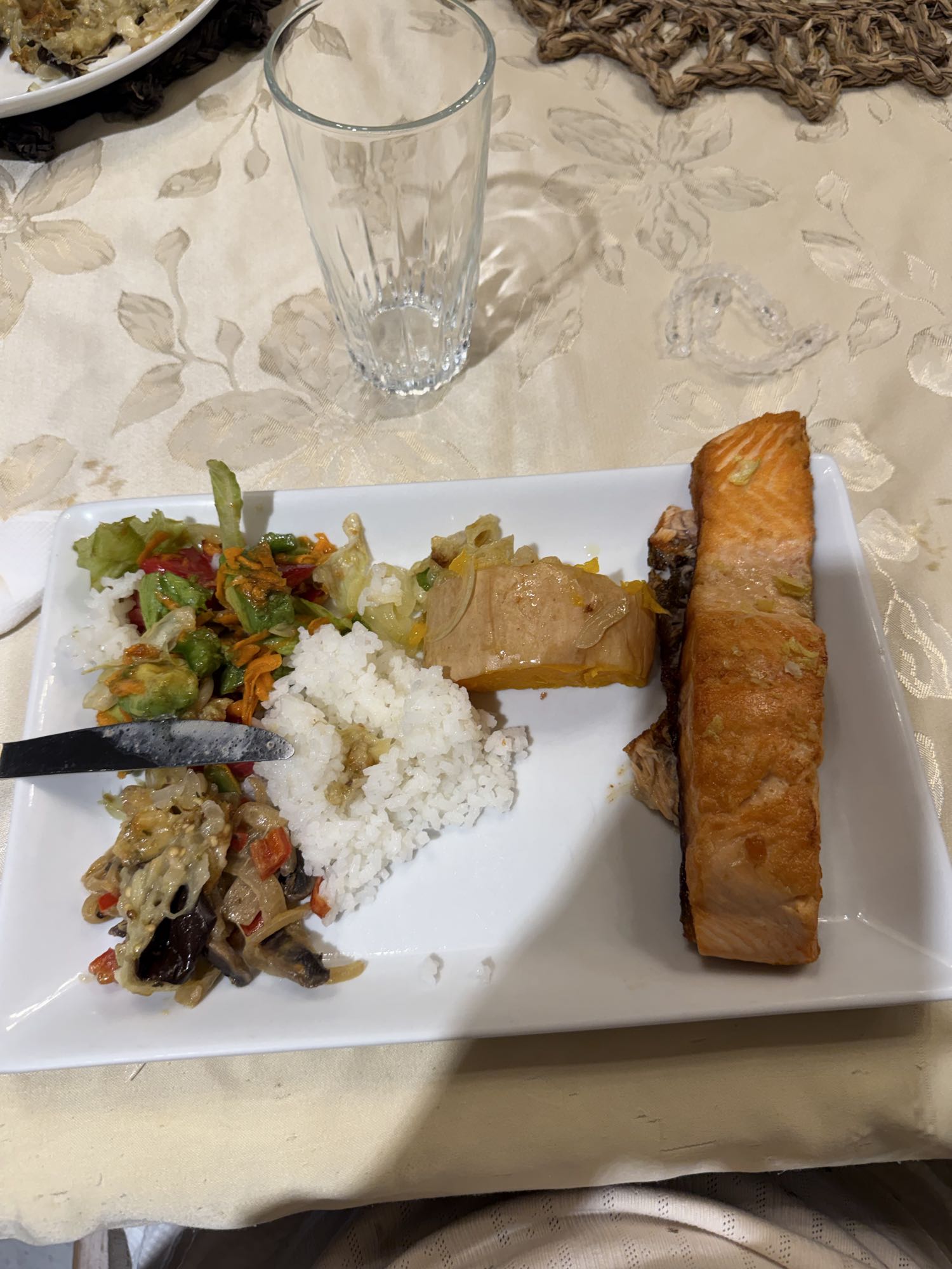 salmón con arroz y verduras