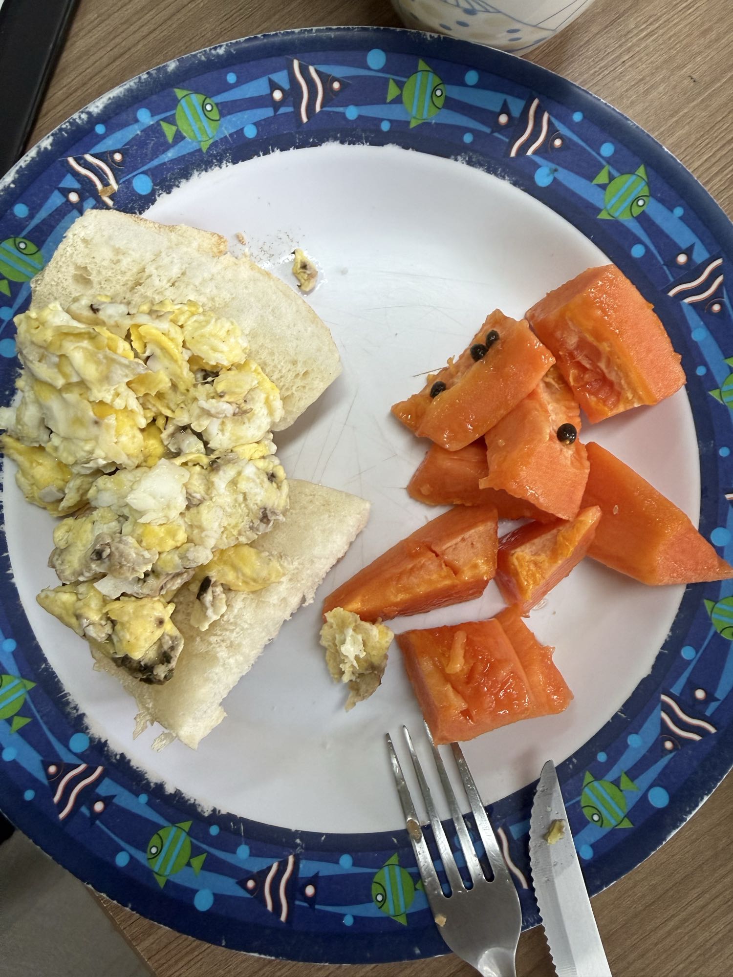Ovos com pão e mamão