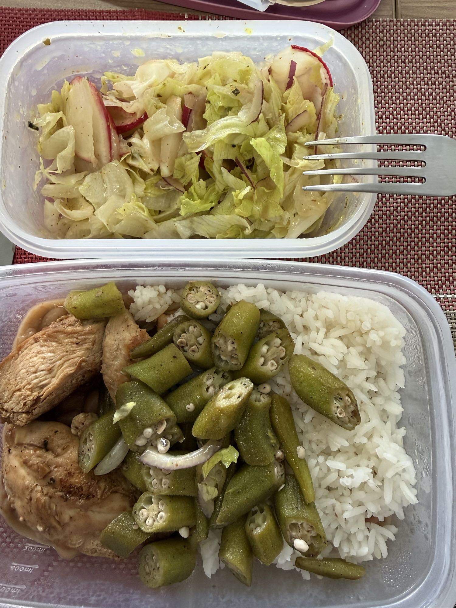 Frango com arroz e salada