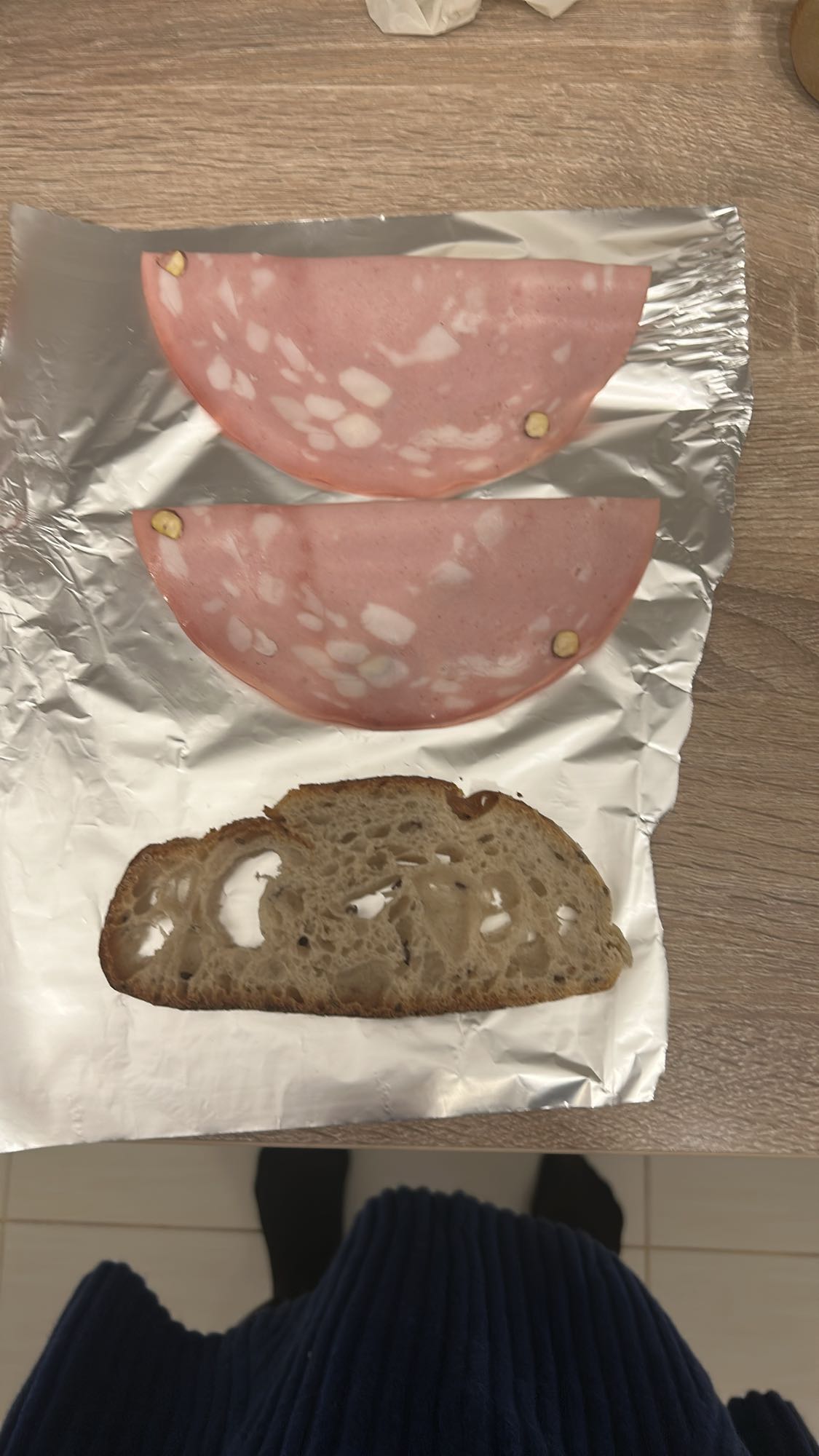 Sandviș cu salam și pâine