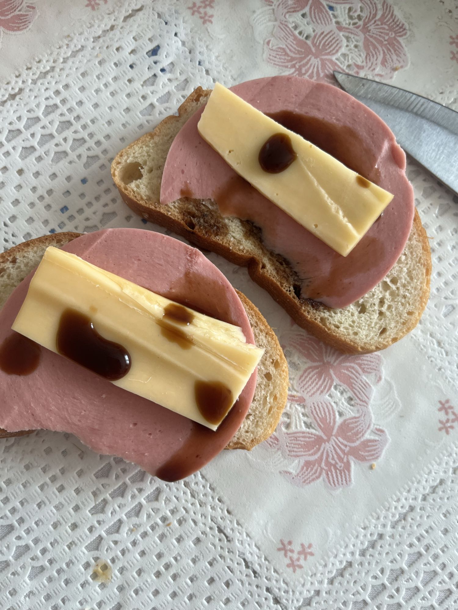 Бутерброды с колбасой