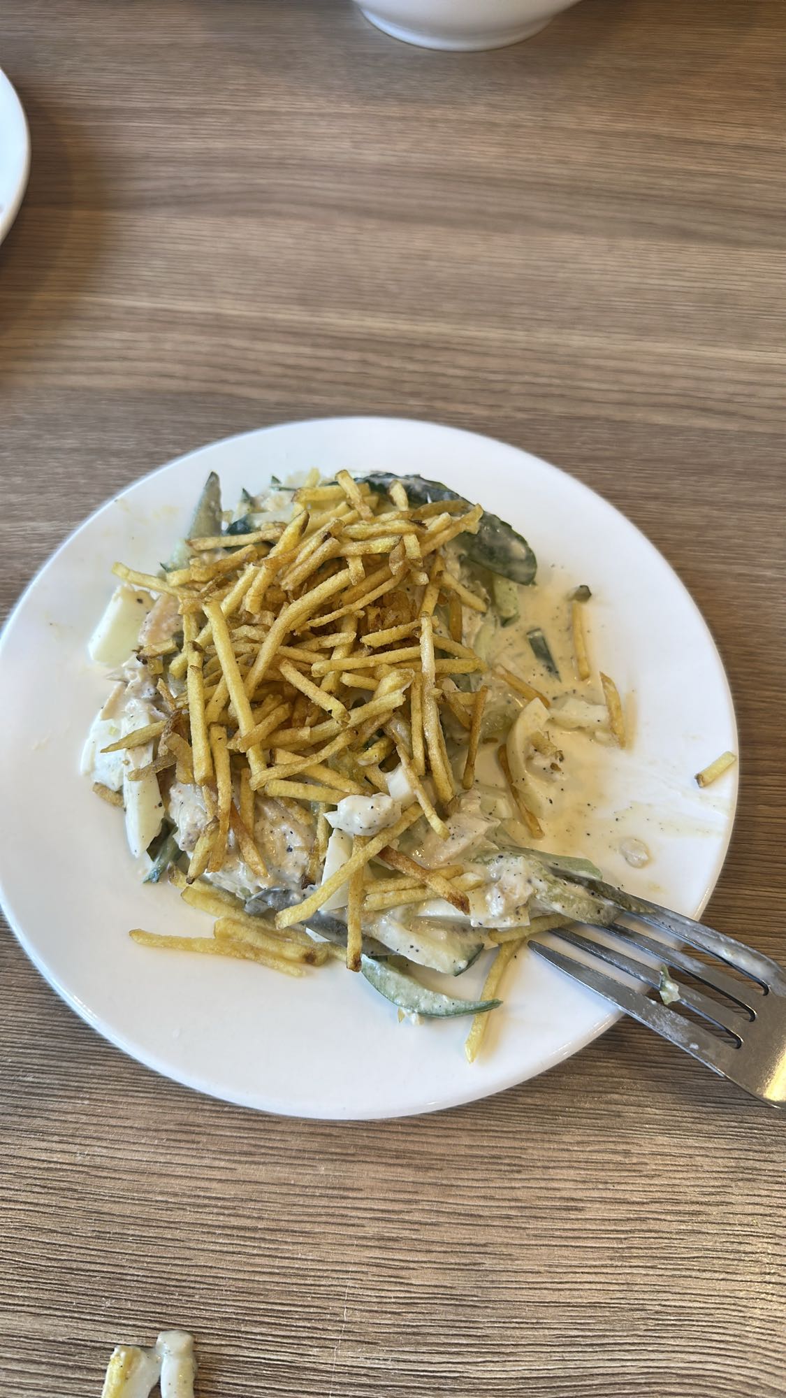 Салат с курицей и фри