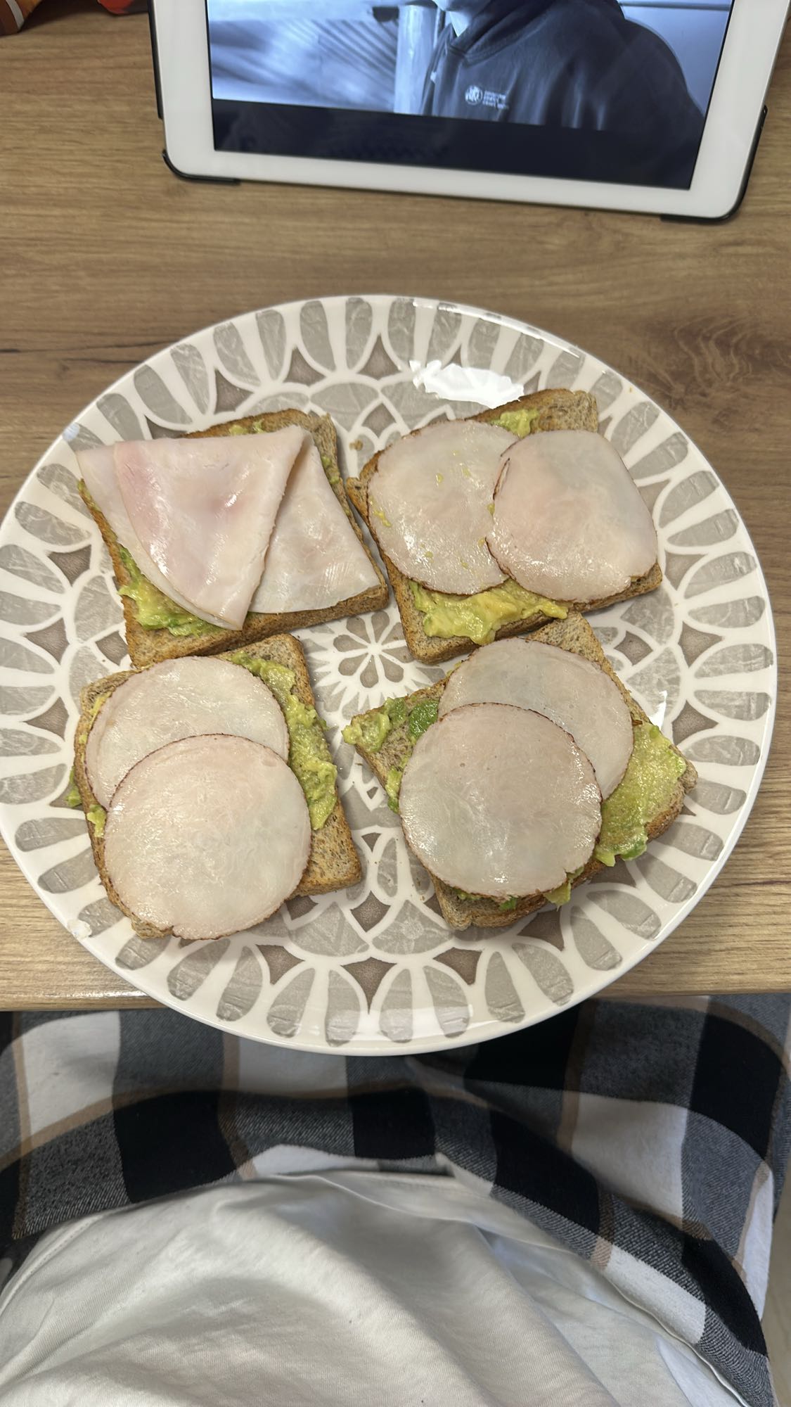 tostadas con aguacate y pavo