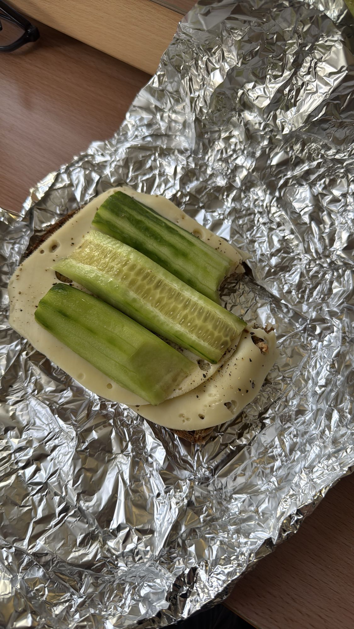 Brot mit Käse und Gurke