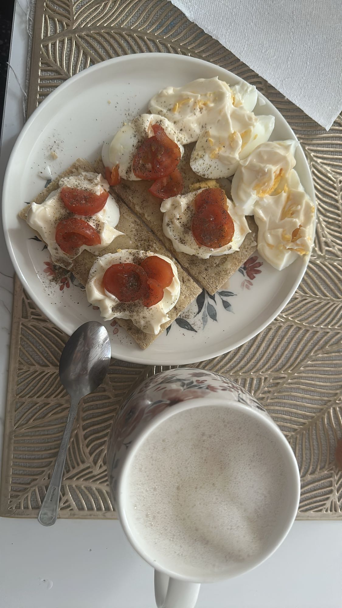 Jajka z majonezem i pieczywem