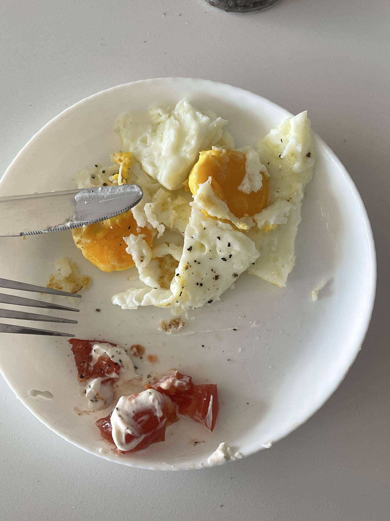 Jajka sadzone z pomidorem