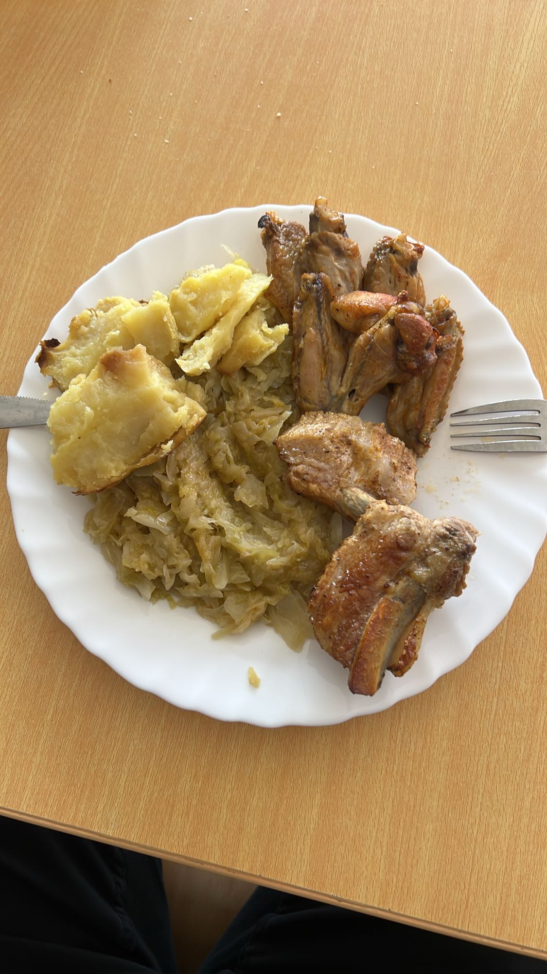 Varza cu carne si cartofi