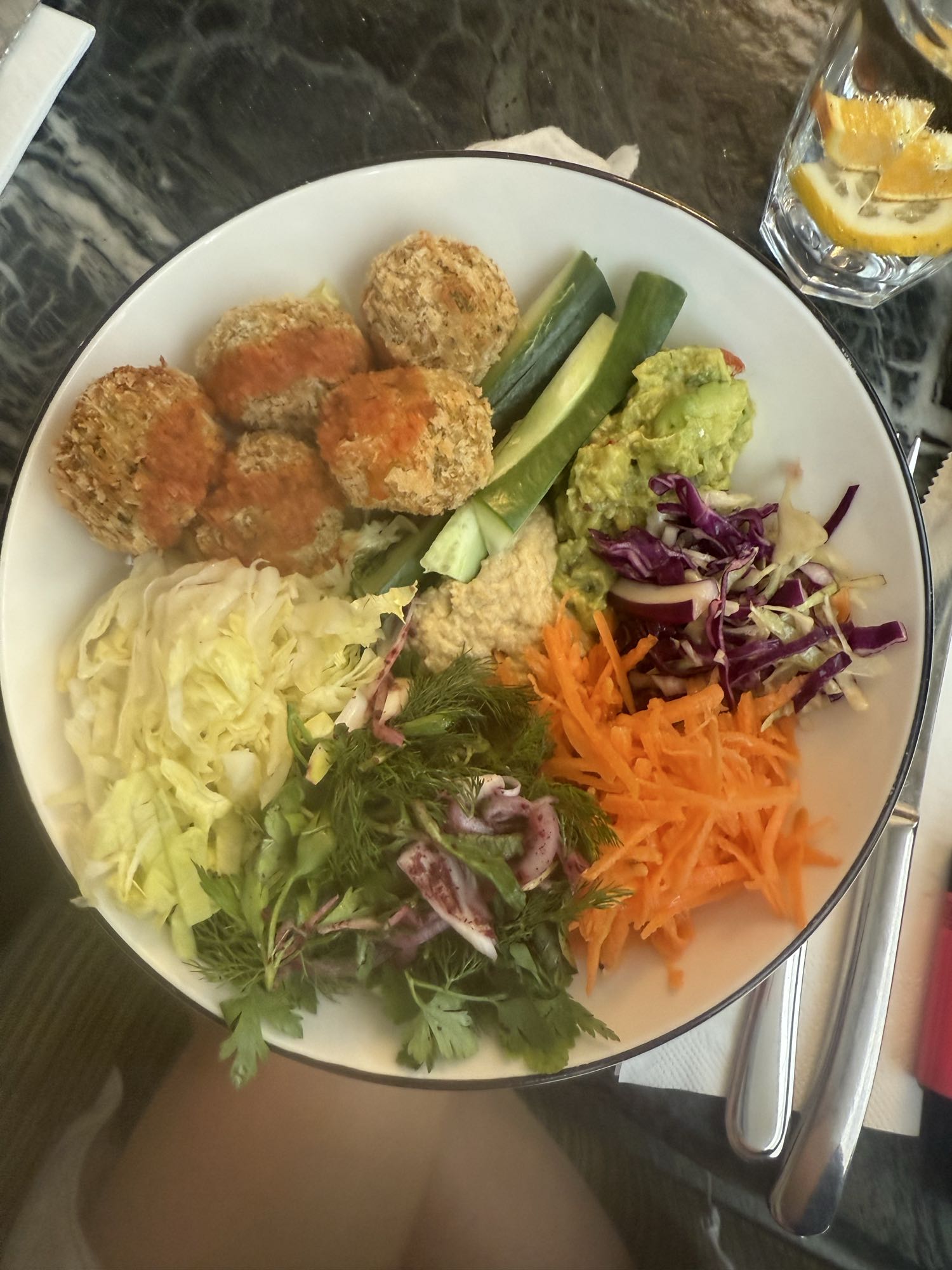 Falafelli salata kasesi