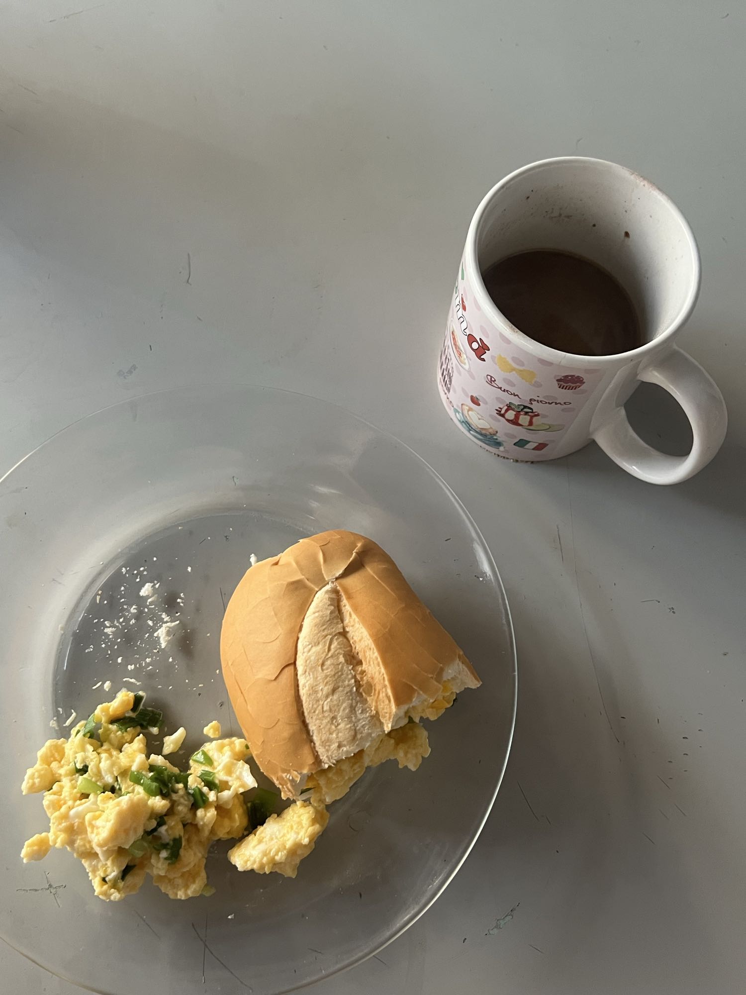 pão com ovos e café