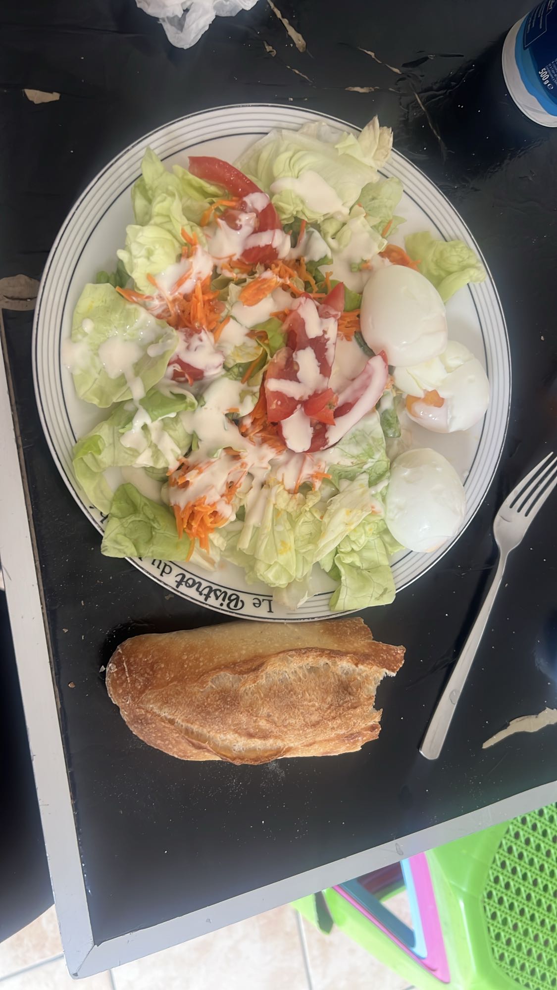 Salade aux oeufs et pain