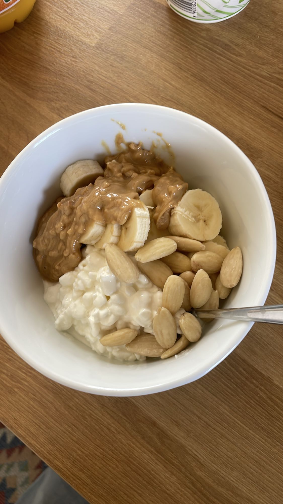 Serek z bananem i migdałami