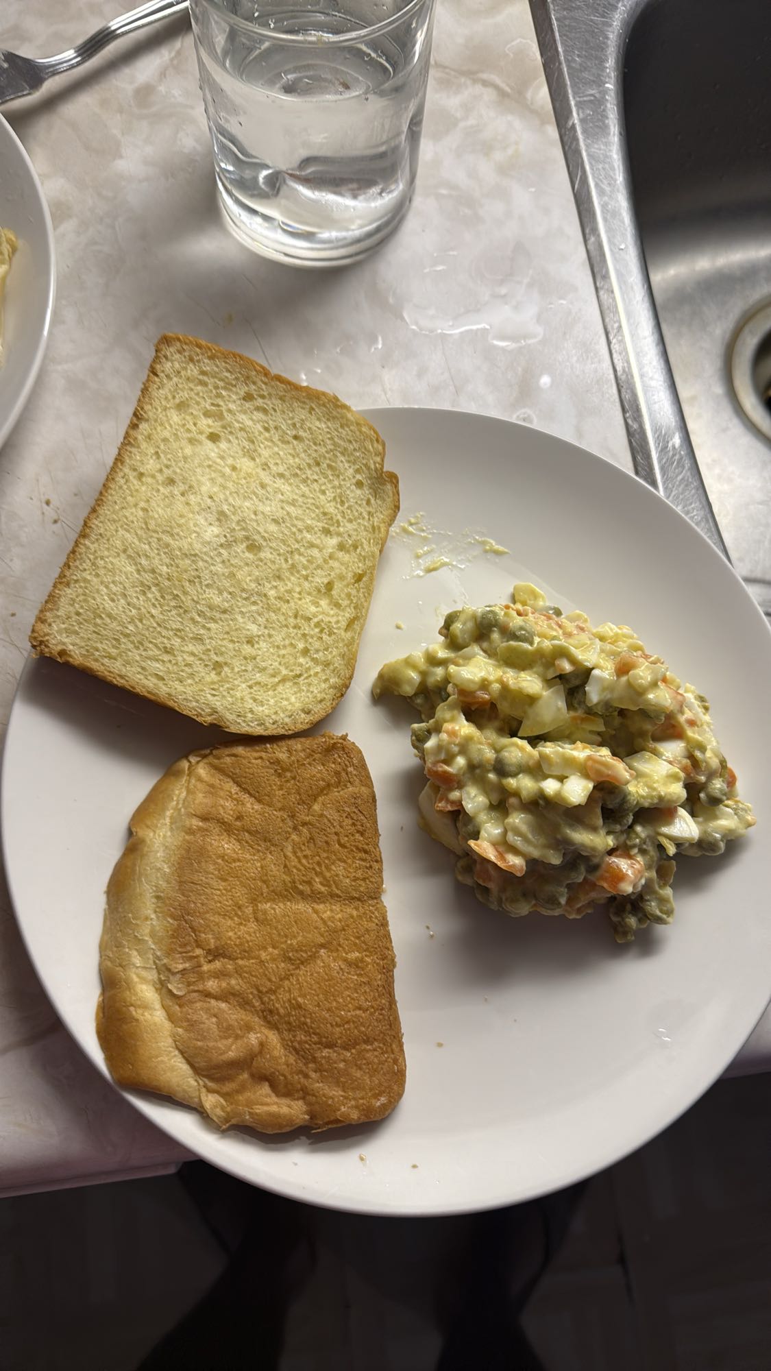 Salade russe et pains