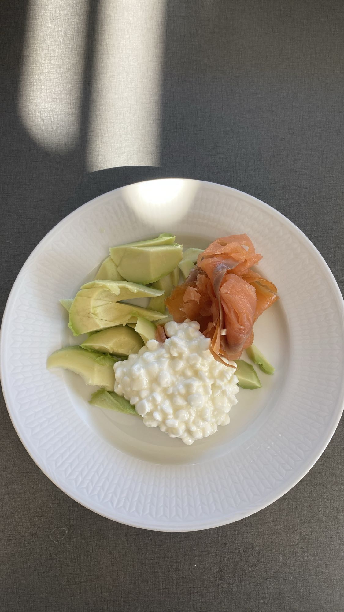 Avokado med lax och keso