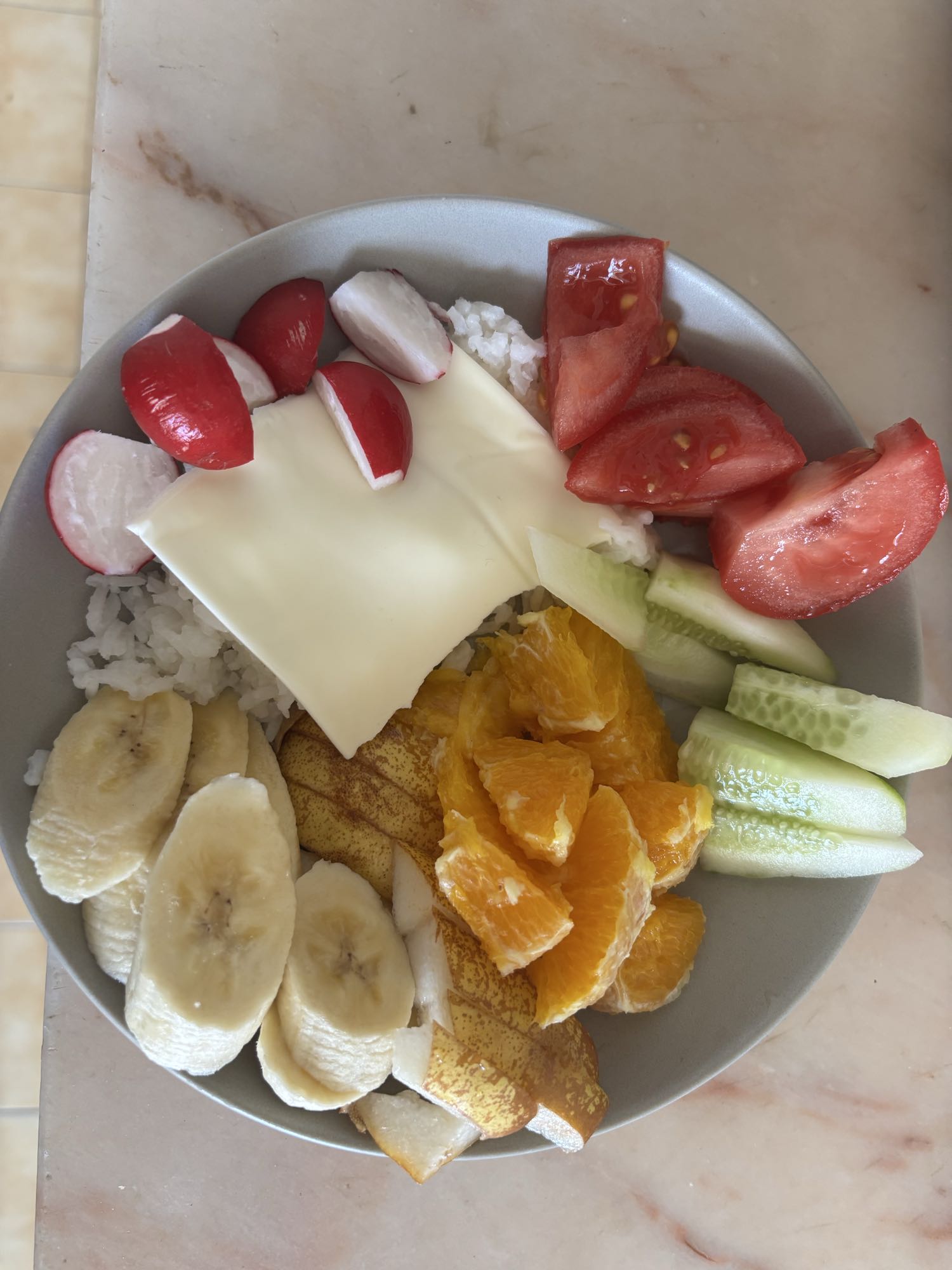 Tigela de frutas e arroz