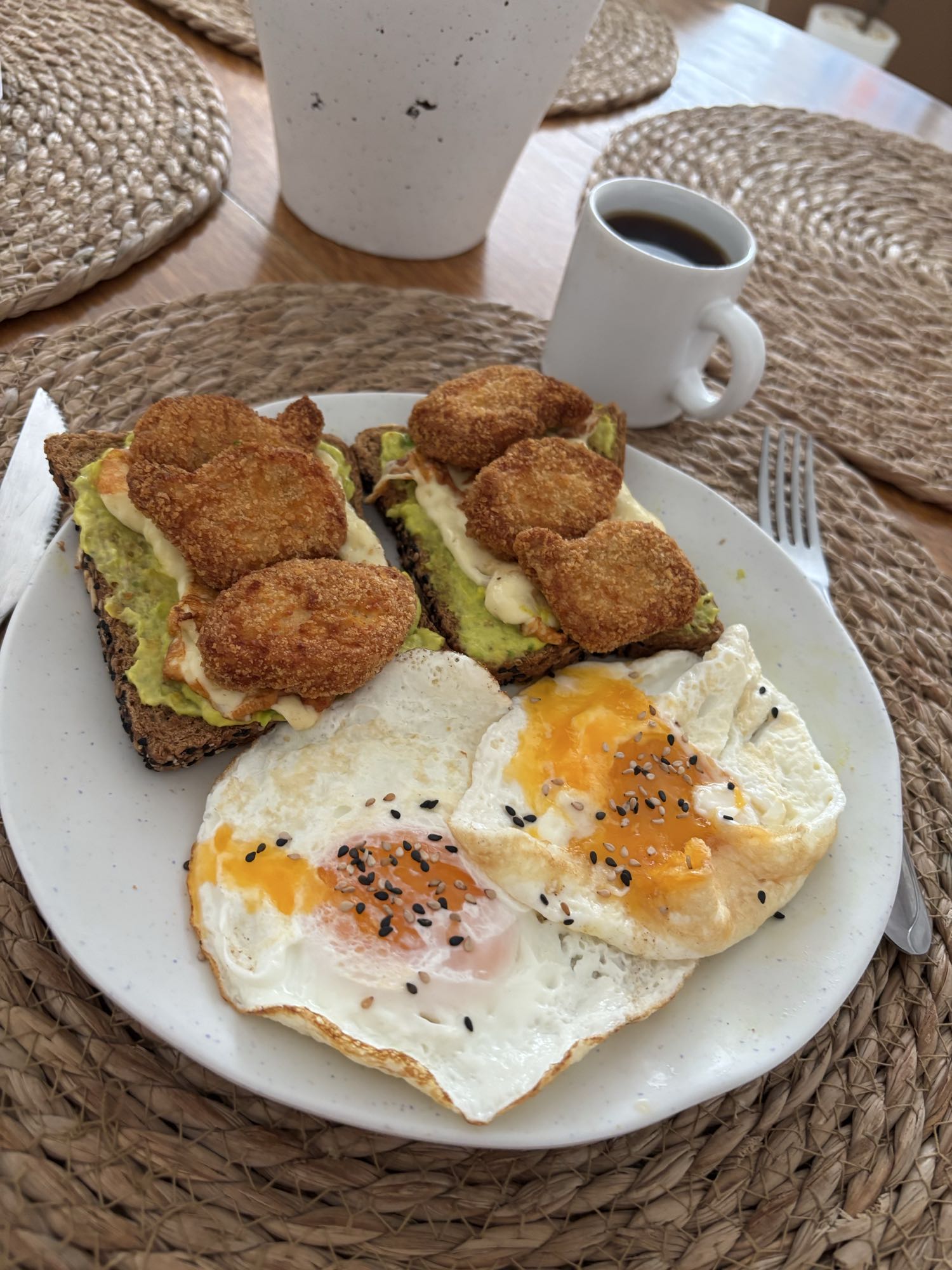 nuggets en freidora de aire con aguacate, quesos y 2 huevos