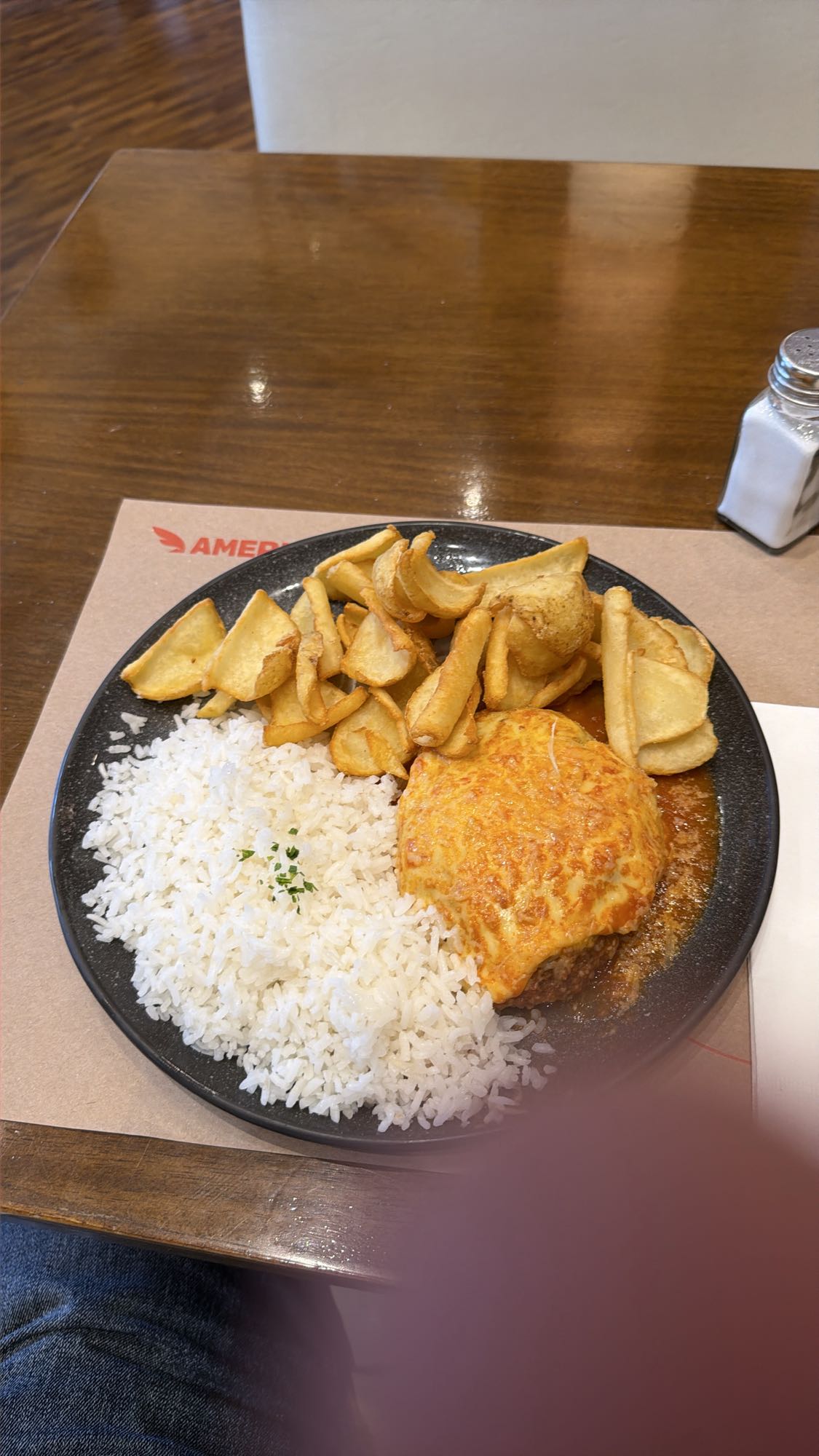 Arroz, fritas e bife