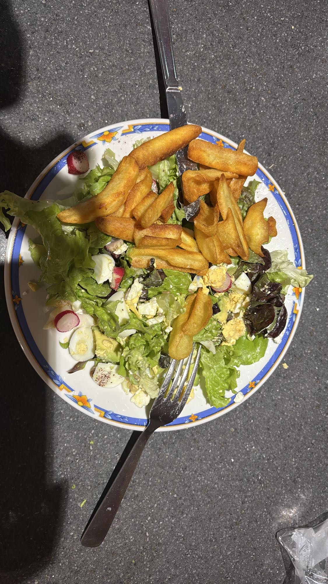 Salade avec frites
