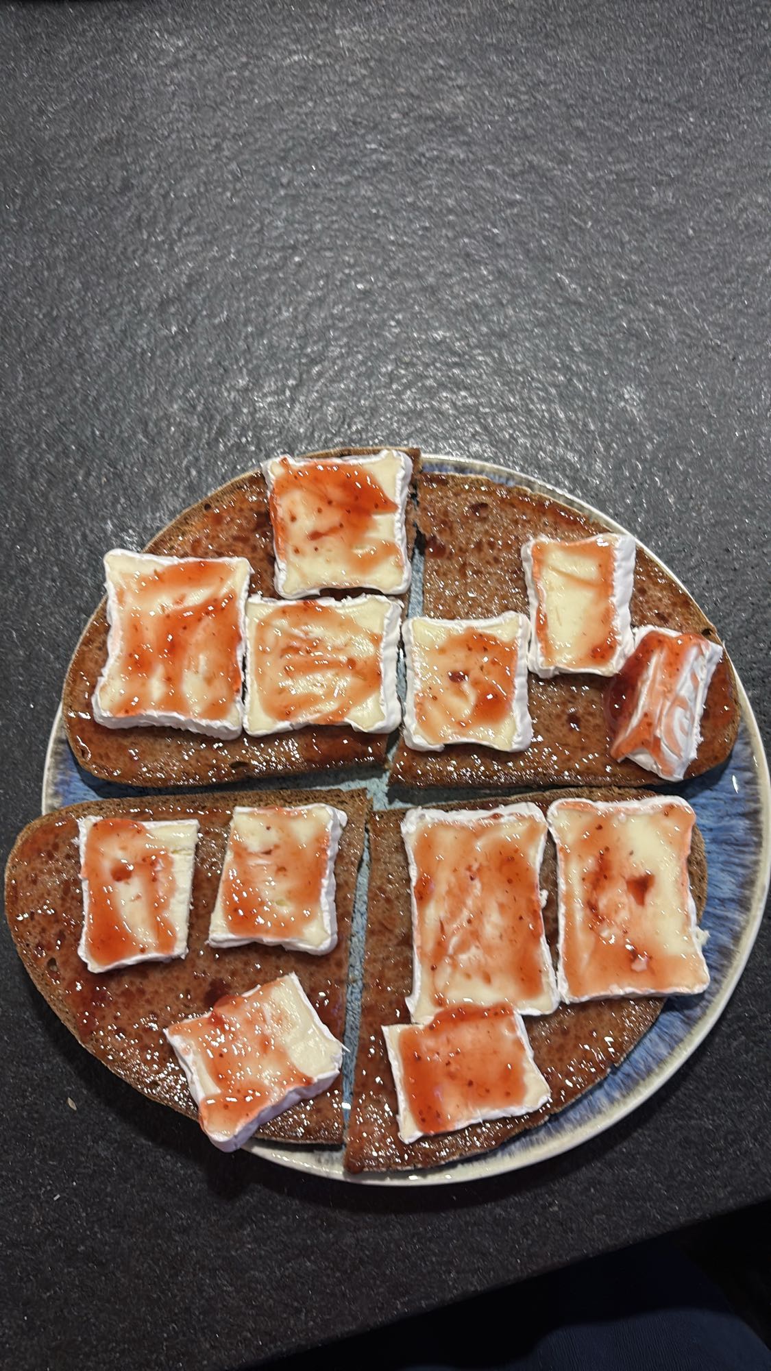 Brot mit Brie und Marmelade