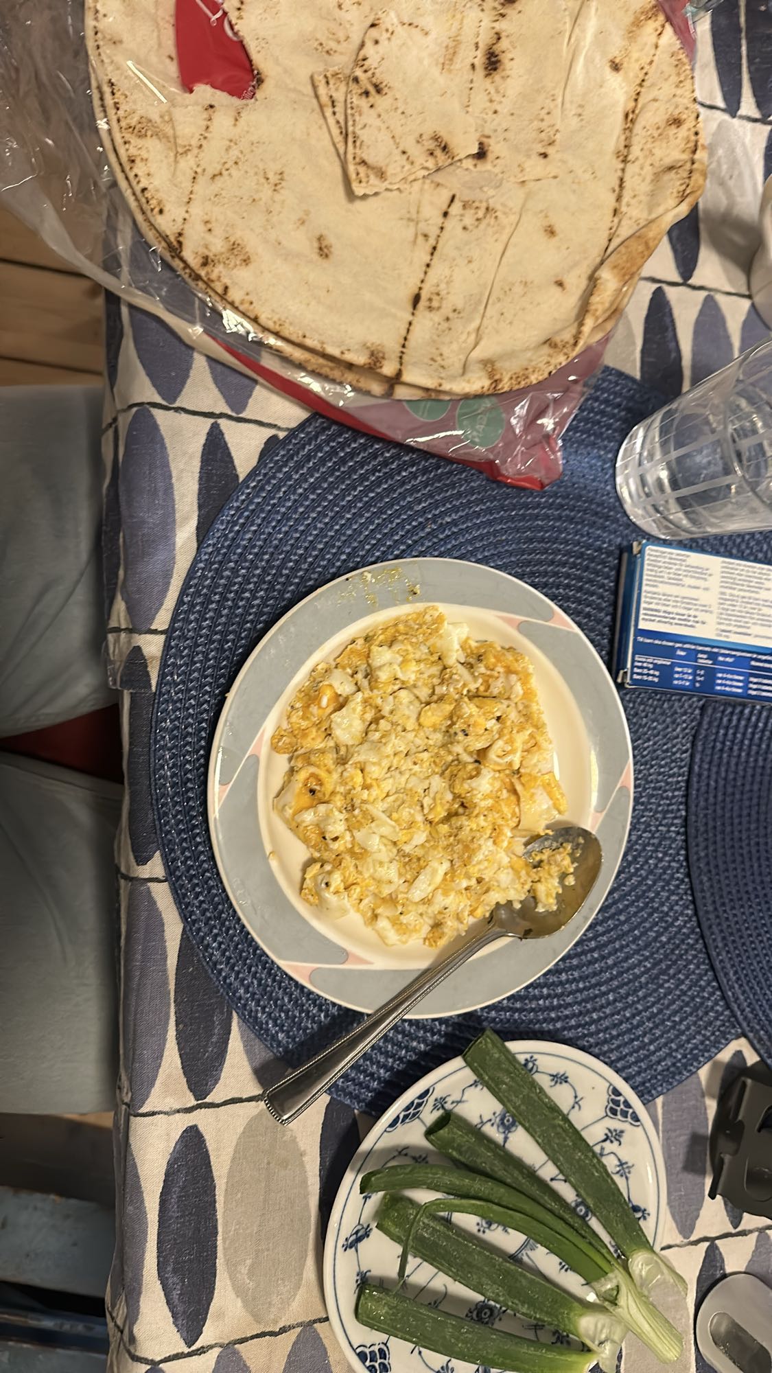 Äggröra med bröd och okra