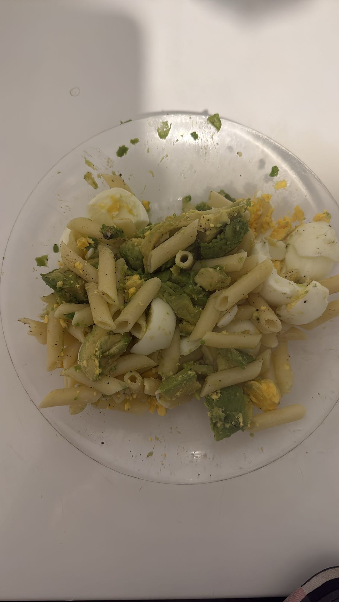 Pasta con aguacate y huevo
